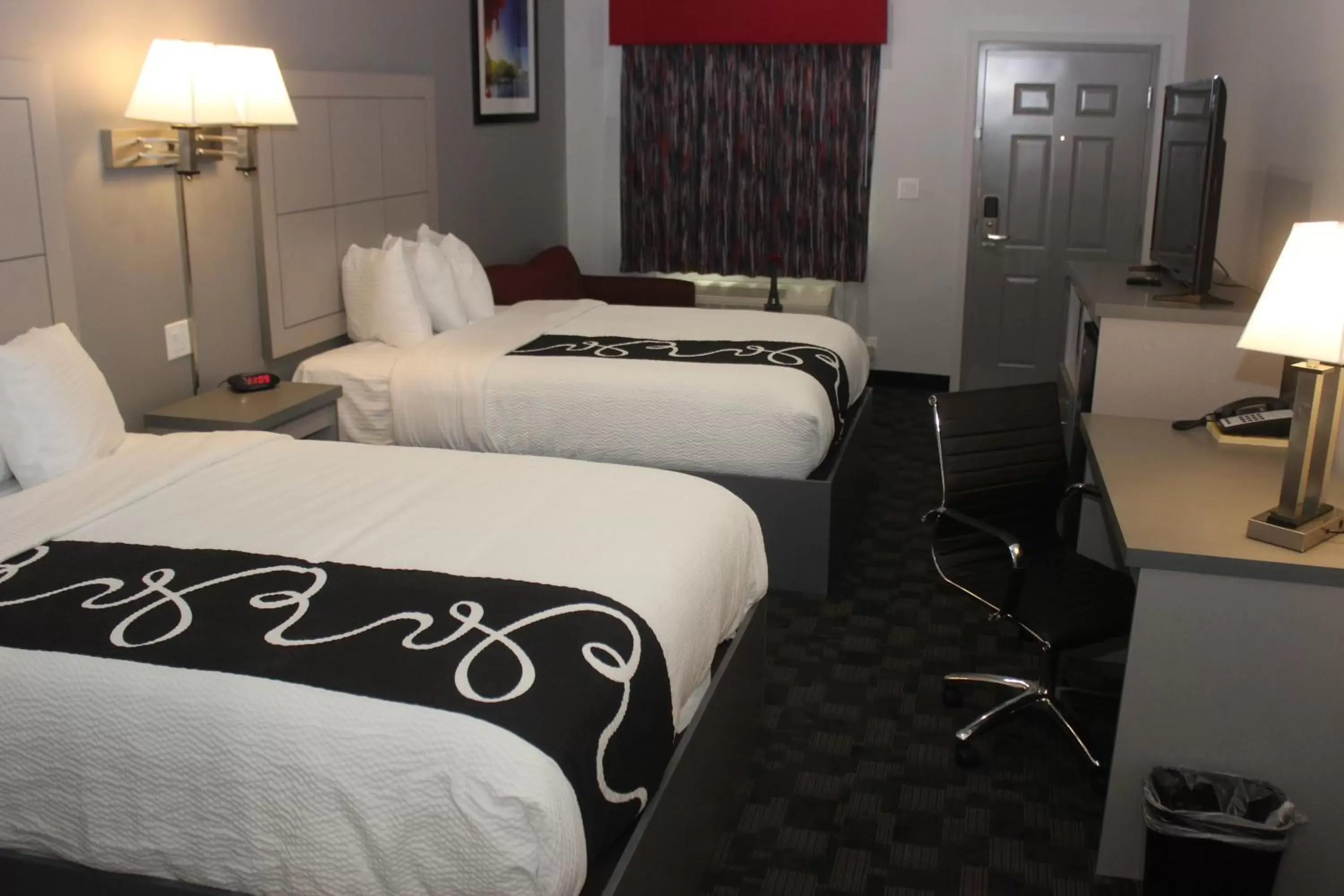 Bed in Paris Inn & Suites