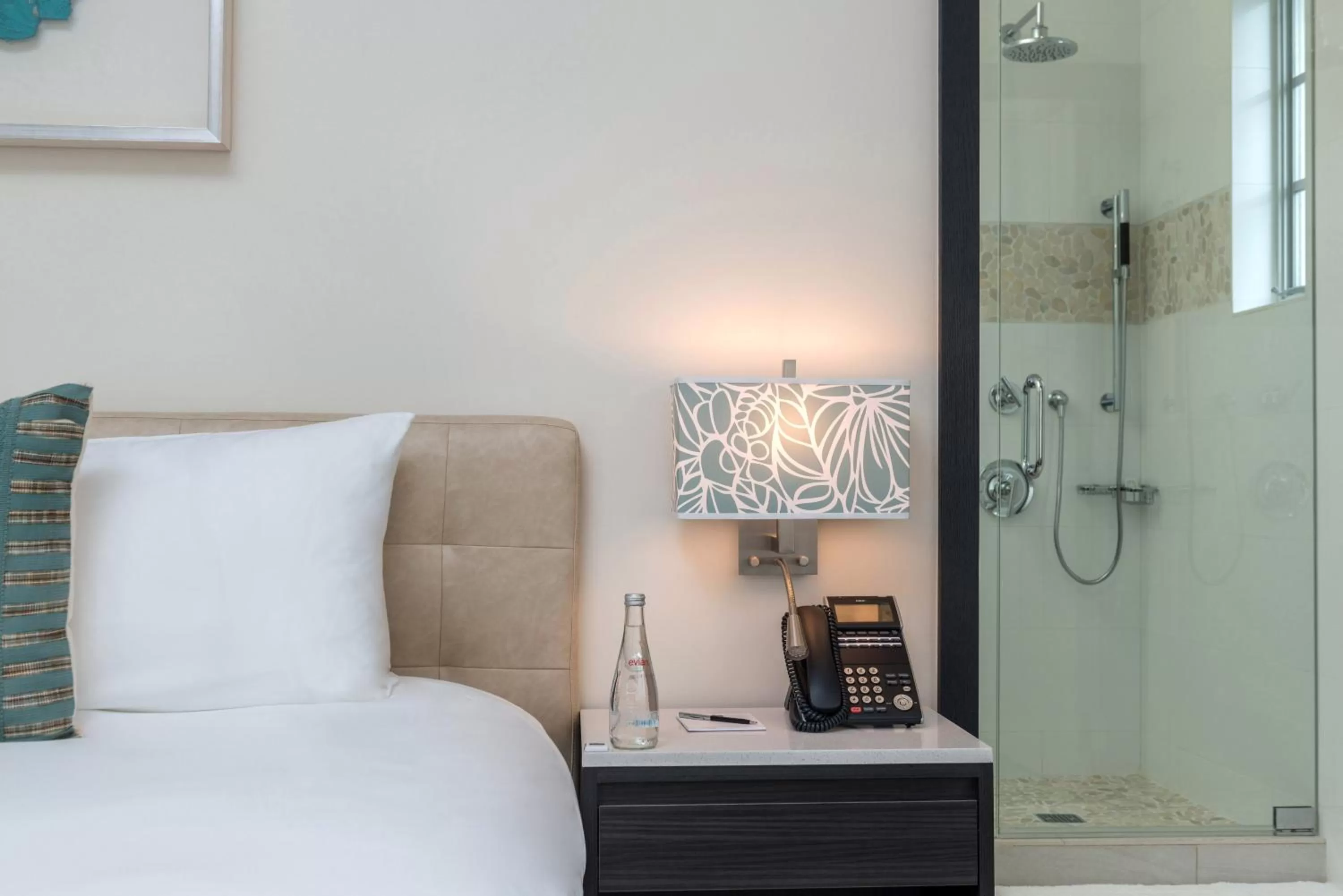 Shower, Bed in The Marlin Hotel