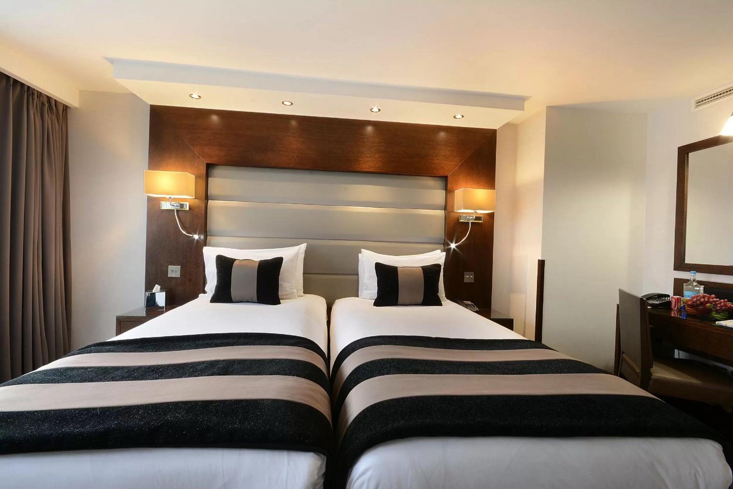 Deluxe Twin Room in Park Grand London Kensington