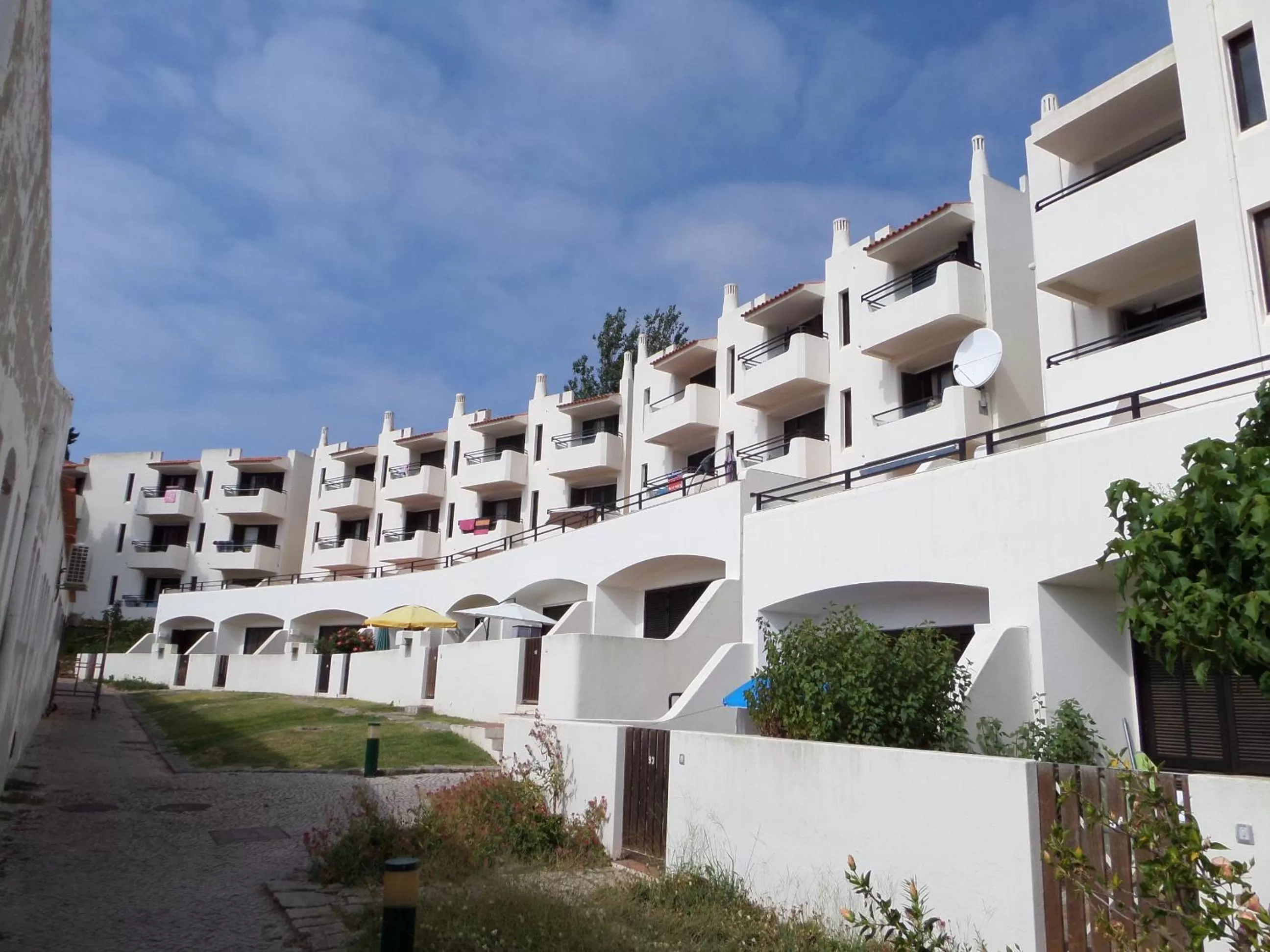 Facade/entrance in Albufeira Jardim by Umbral