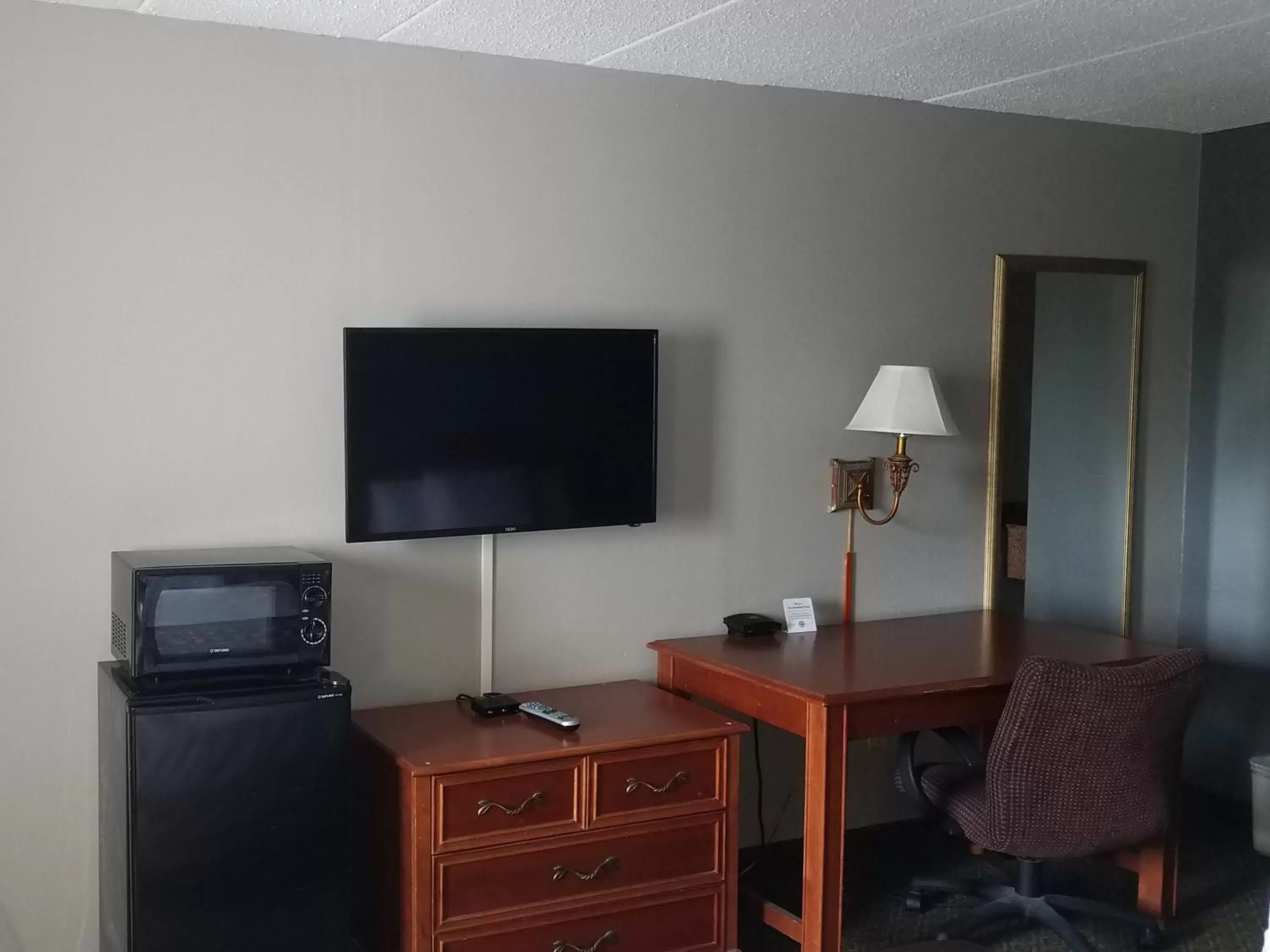 TV and multimedia, TV/Entertainment Center in Americas Best Value Inn St. Louis Downtown