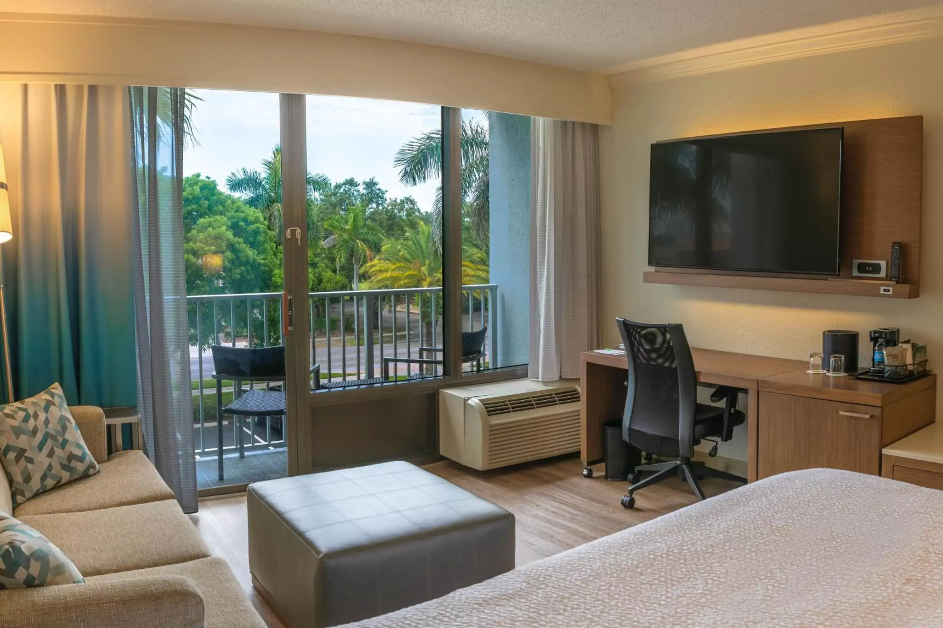 Bedroom, Seating Area in Courtyard by Marriott - Naples