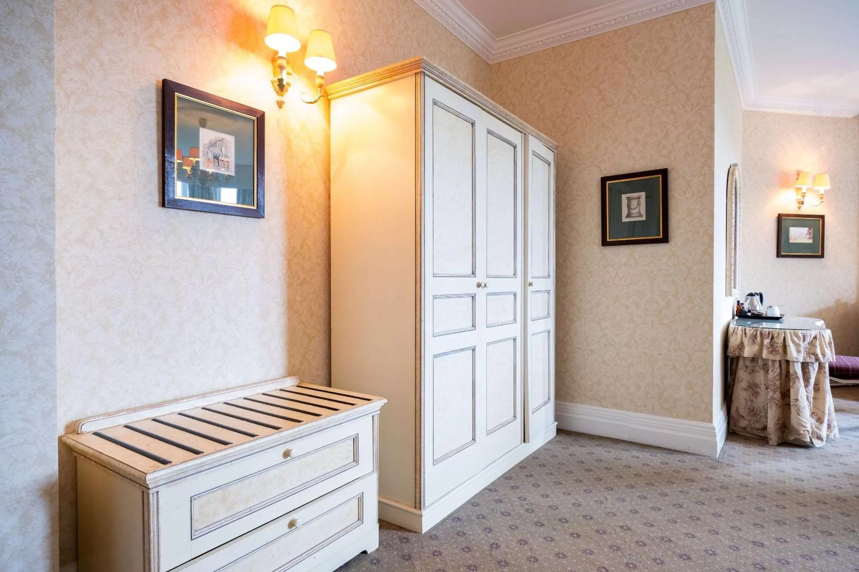 Photo of the whole room, Bed in Makeney Hall Hotel