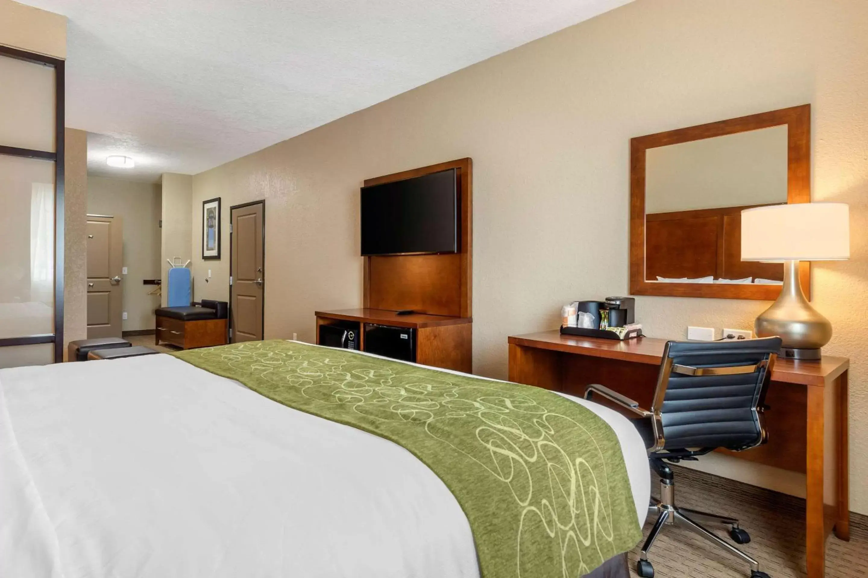 Photo of the whole room in Comfort Suites Airport North