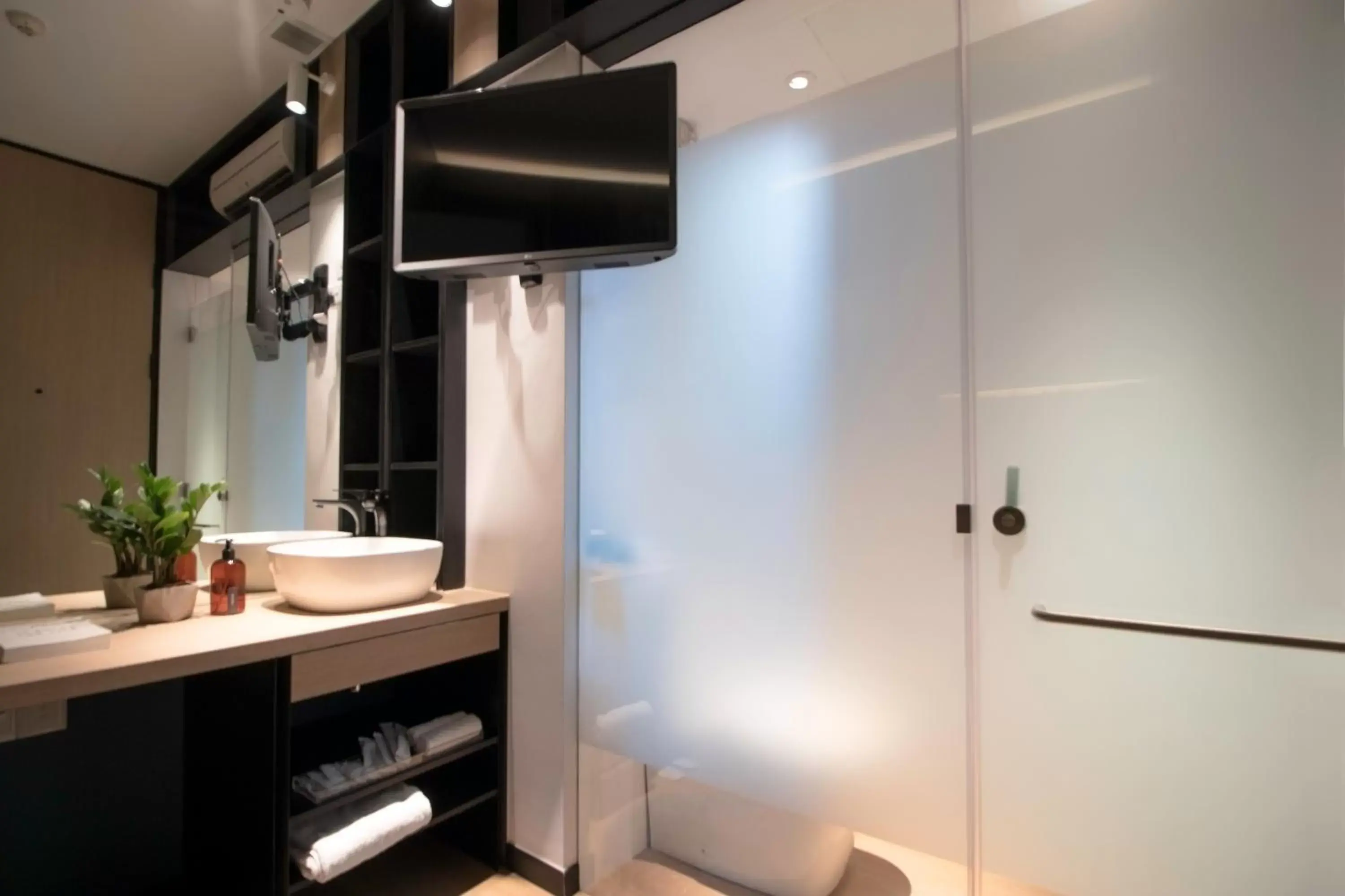 TV and multimedia, Bathroom in Hotel NuVe Elements
