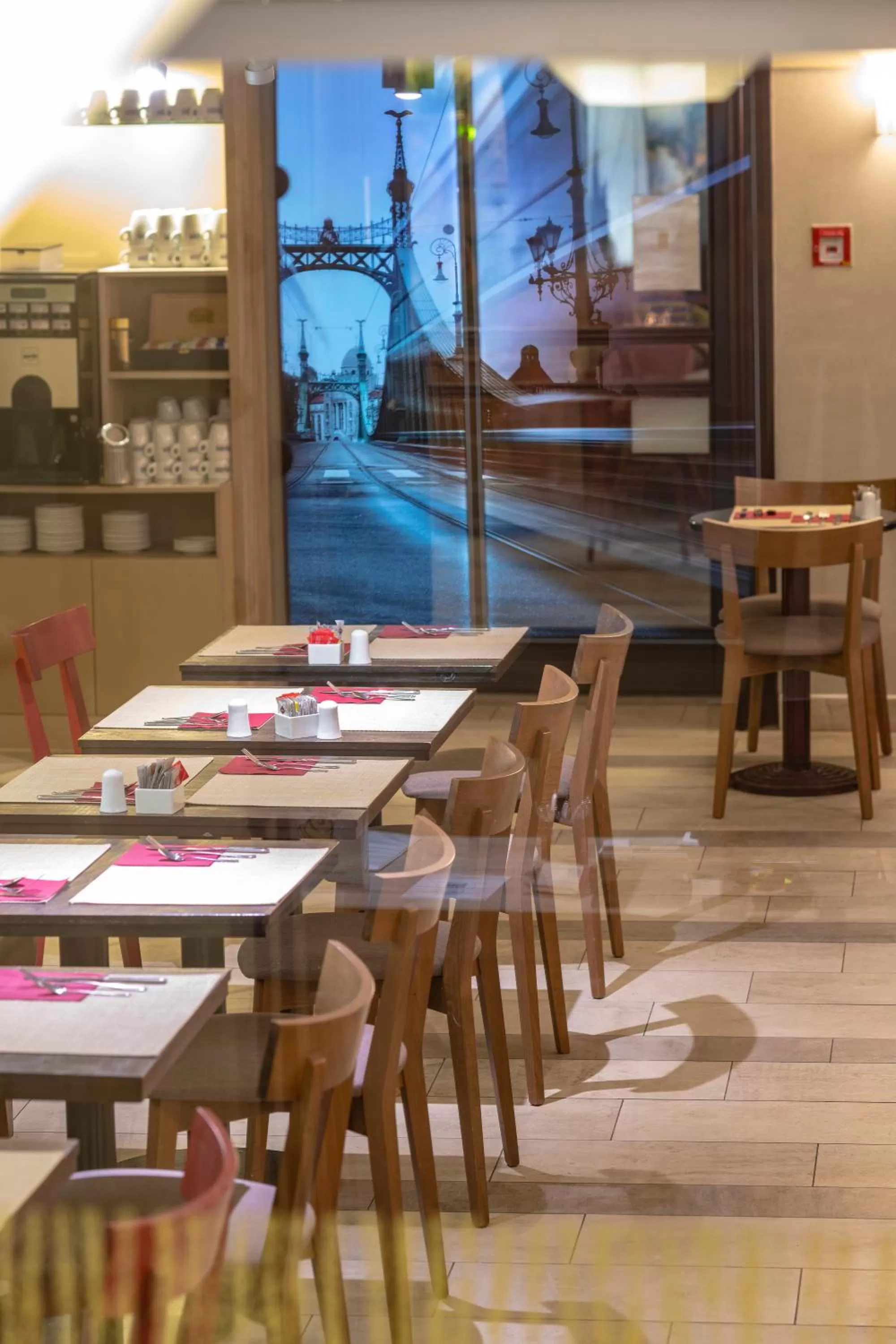 Restaurant/places to eat in Three Corners Hotel Art