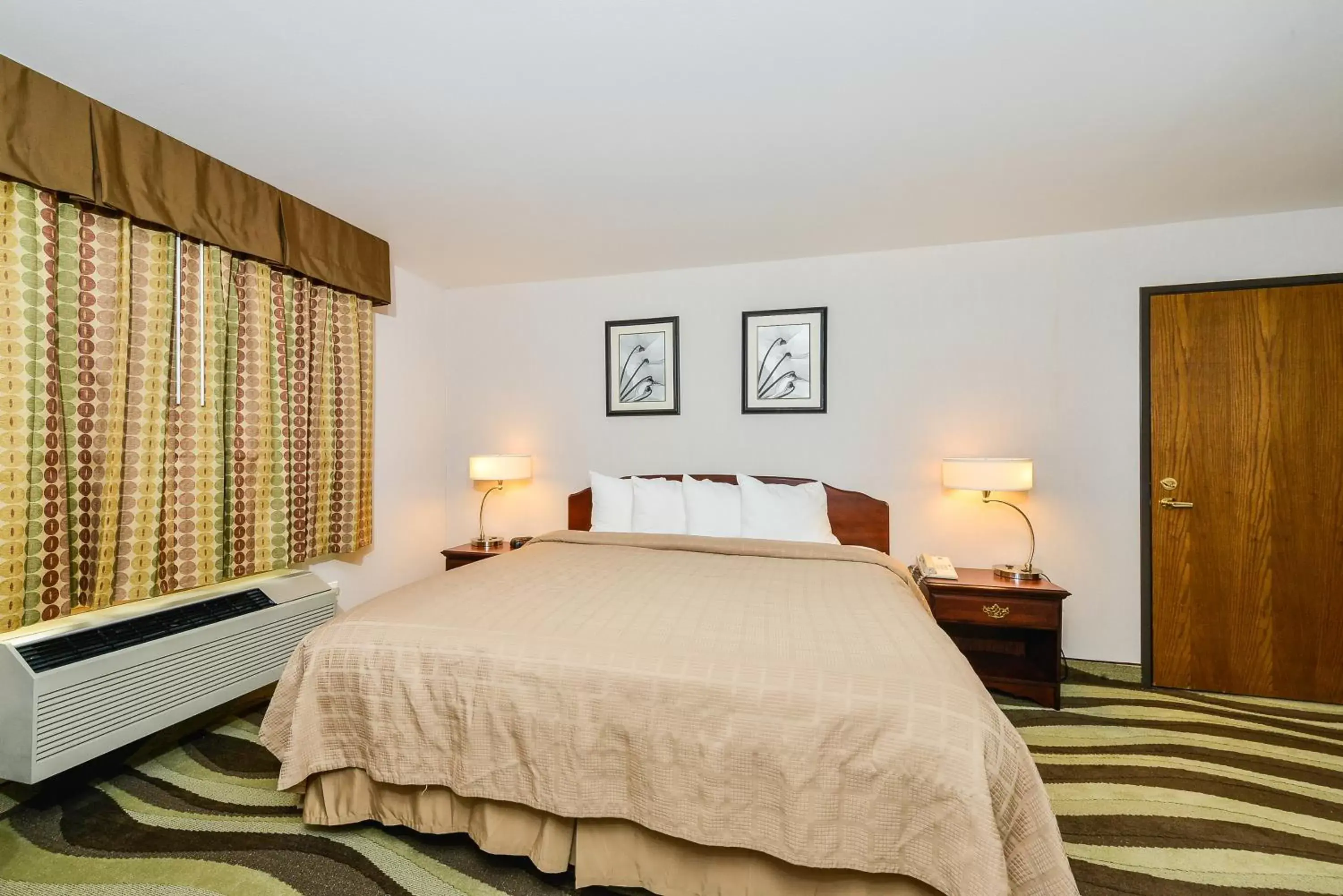 King Suite with Hot Tub - Non-Smoking in Quality Inn & Suites Stoughton - Madison South