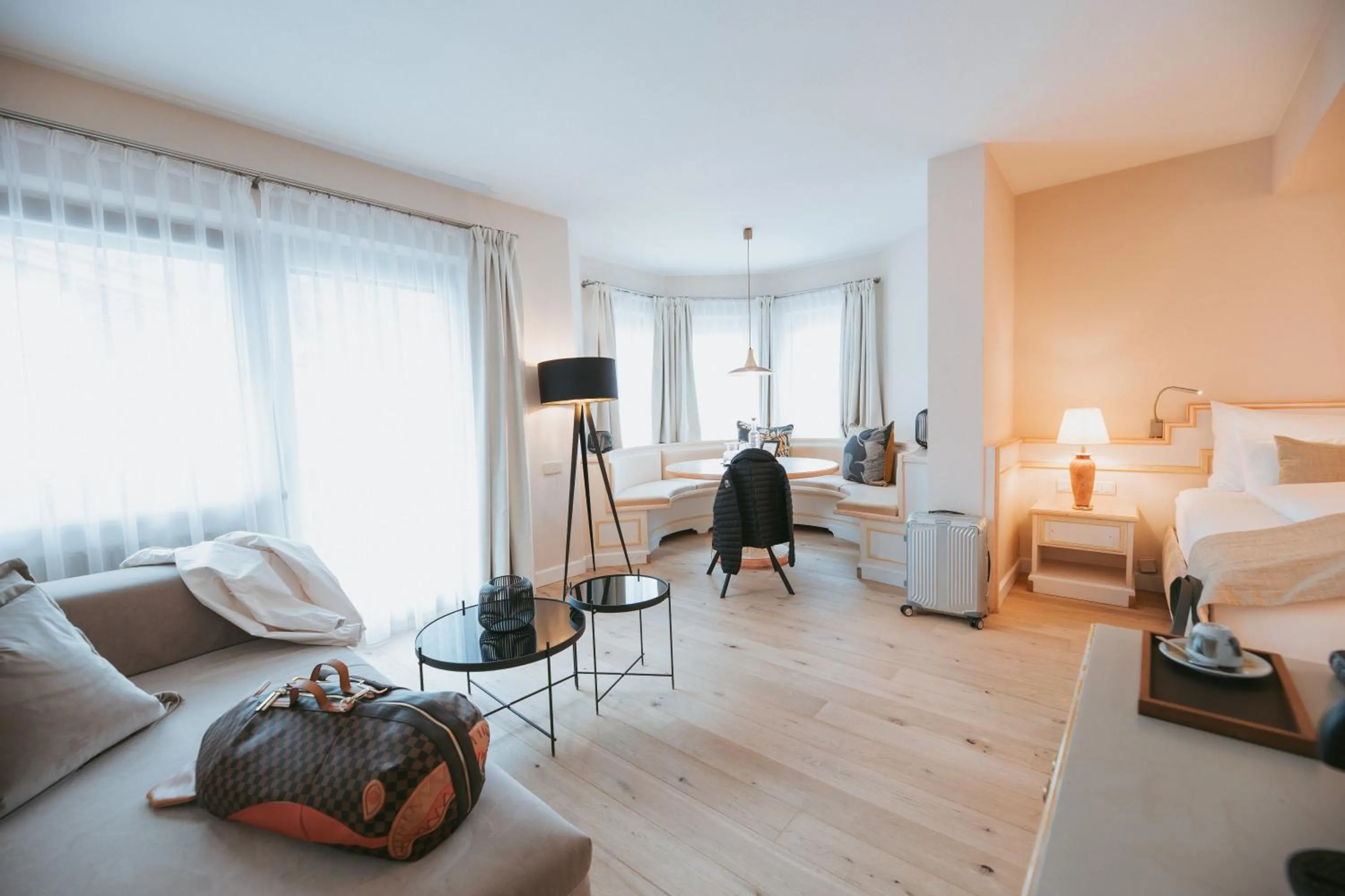 Living room, Bed in MANNI das Hotel