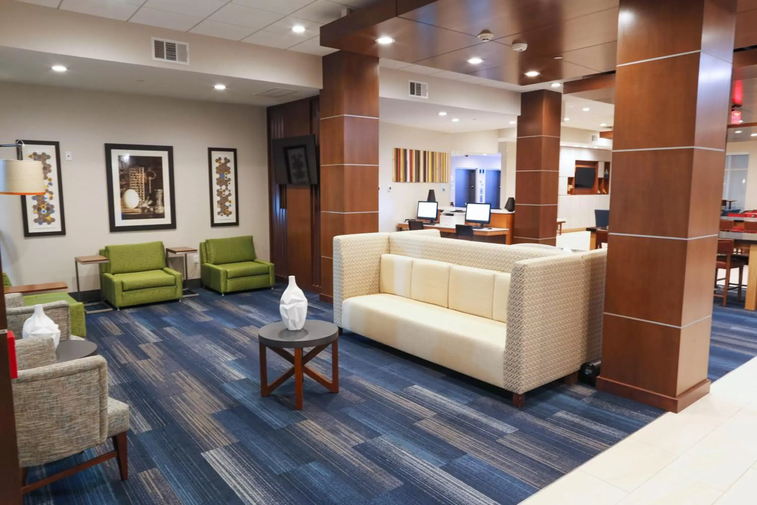 Property building, Lobby/Reception in Holiday Inn Express & Suites - Houston IAH - Beltway 8, an IHG Hotel