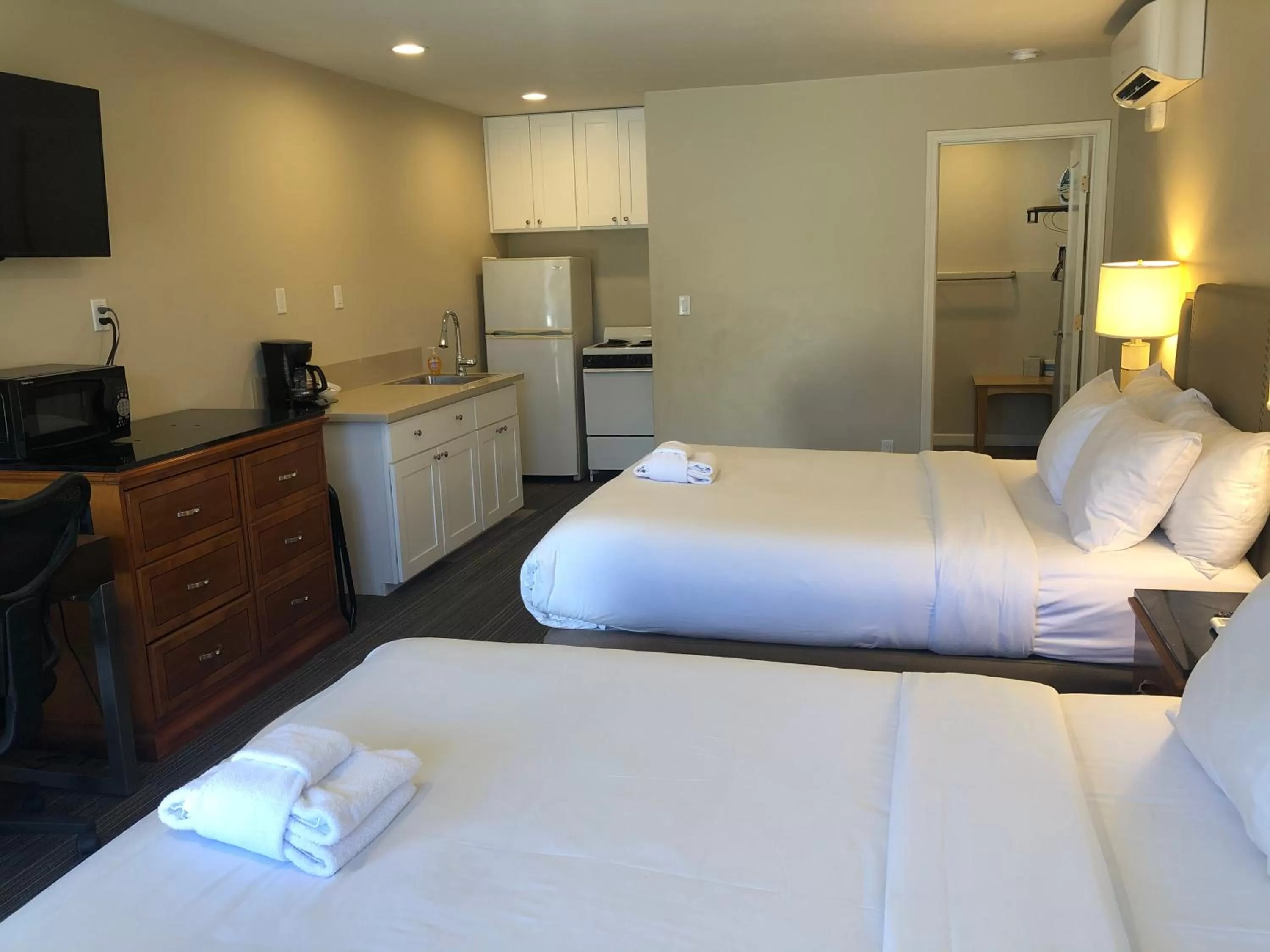 Kitchen or kitchenette, Bed in Moonlight Beach Motel