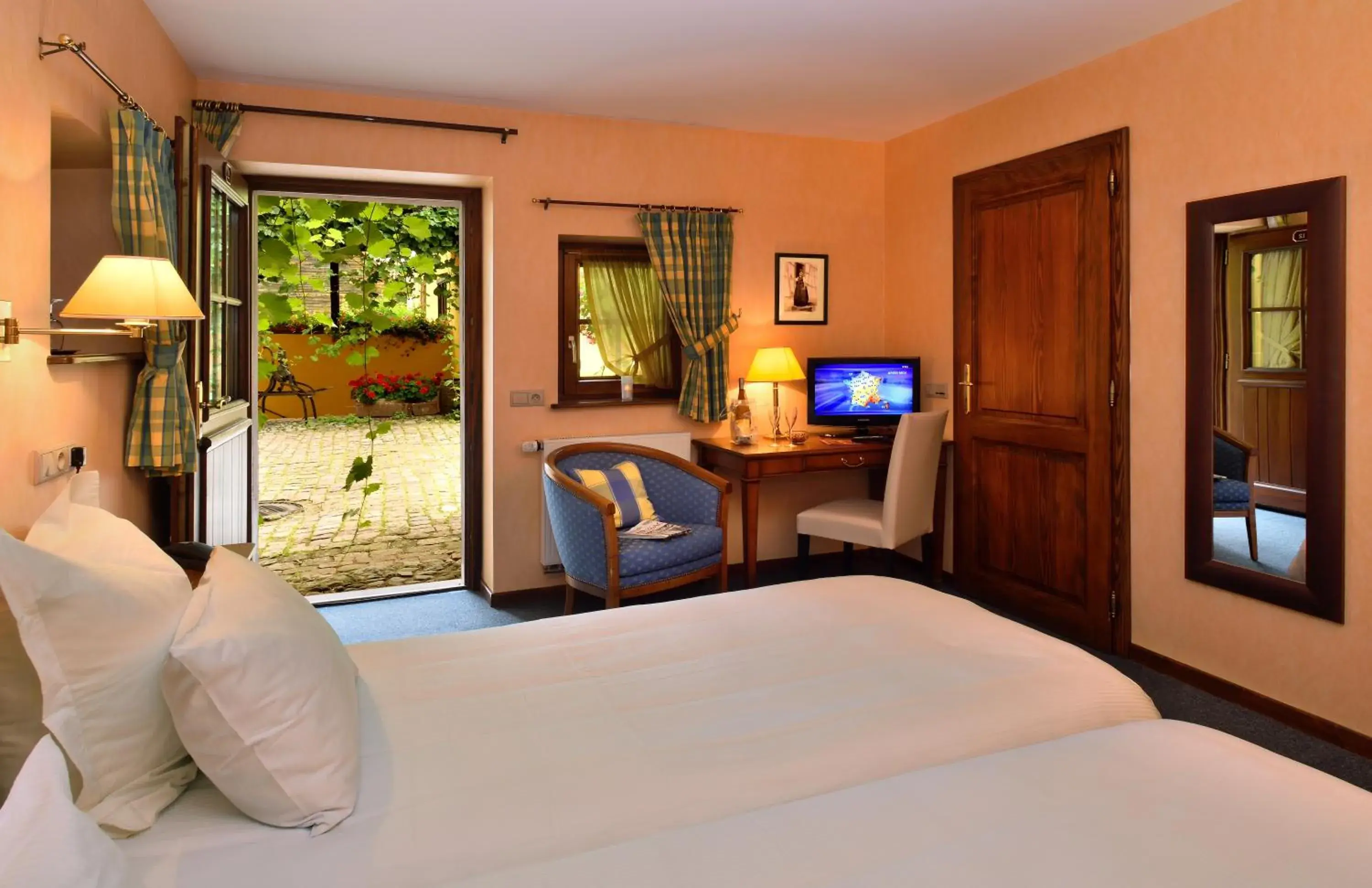 Bedroom, Bed in L'Abbaye d'Alspach