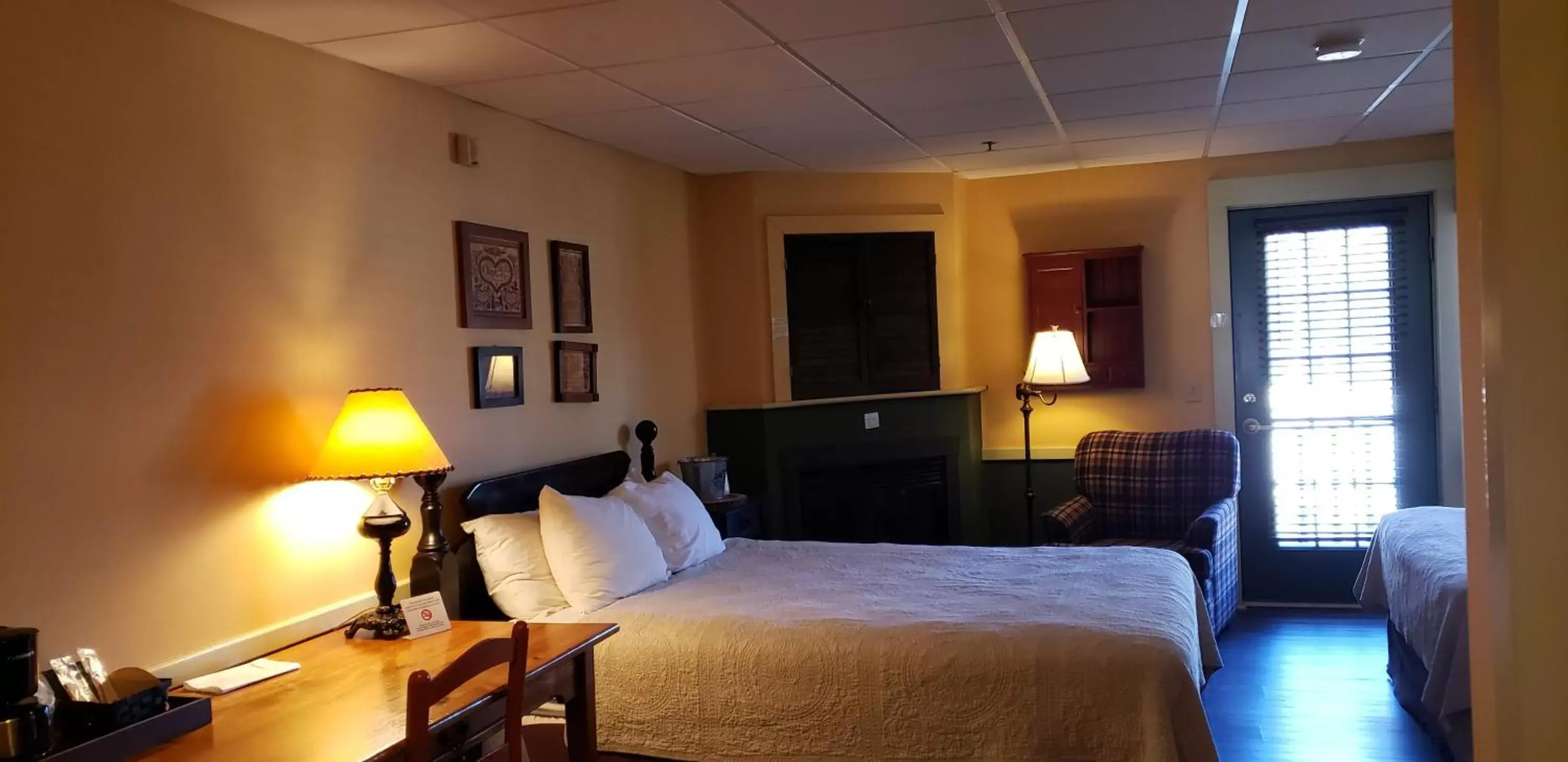 Bedroom in The Common Man Inn, Spa & Lodge