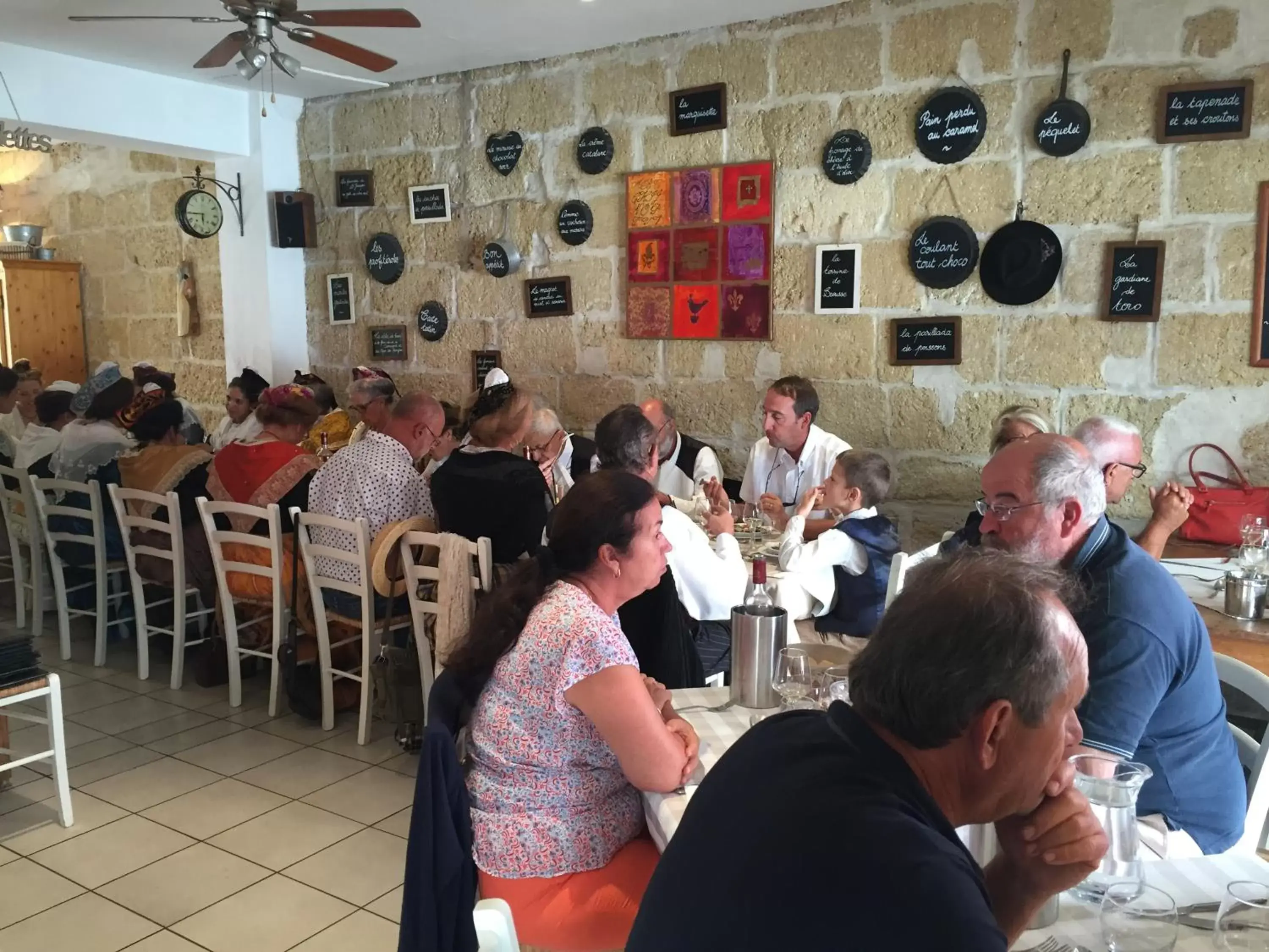 Property building in Hôtel Restaurant Le Provençal