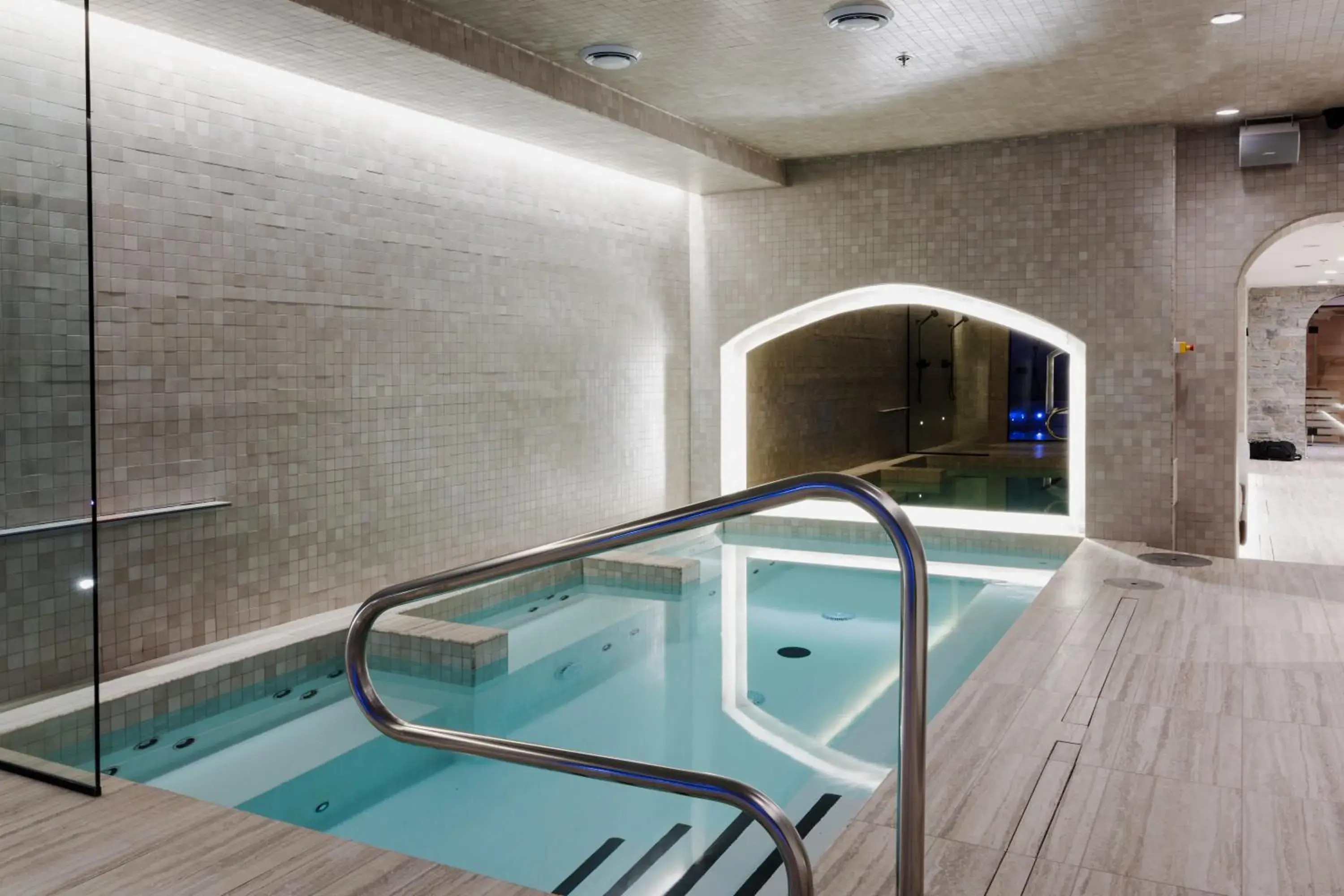 Hot Tub, Swimming Pool in Auberge du Carre St-Louis