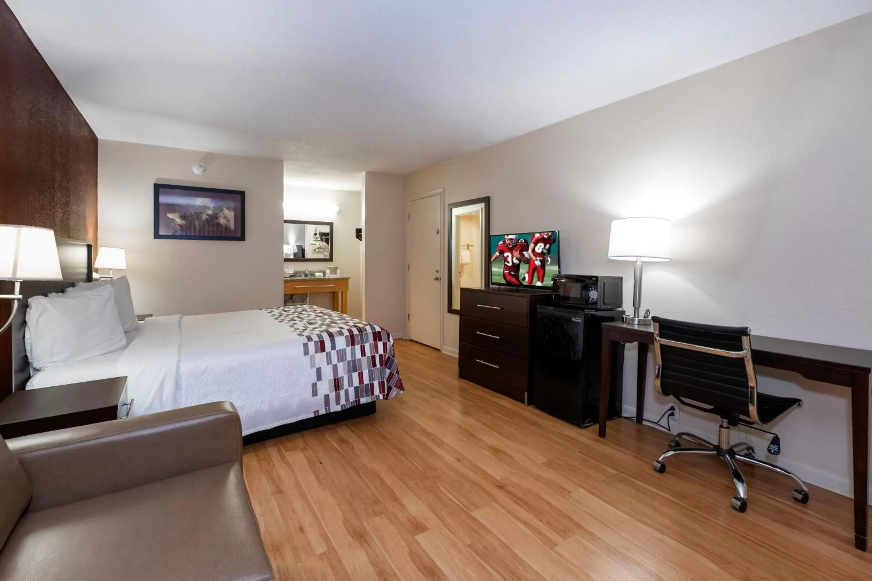 Photo of the whole room, Room Photo in Red Roof Inn Knoxville North - Merchants Drive