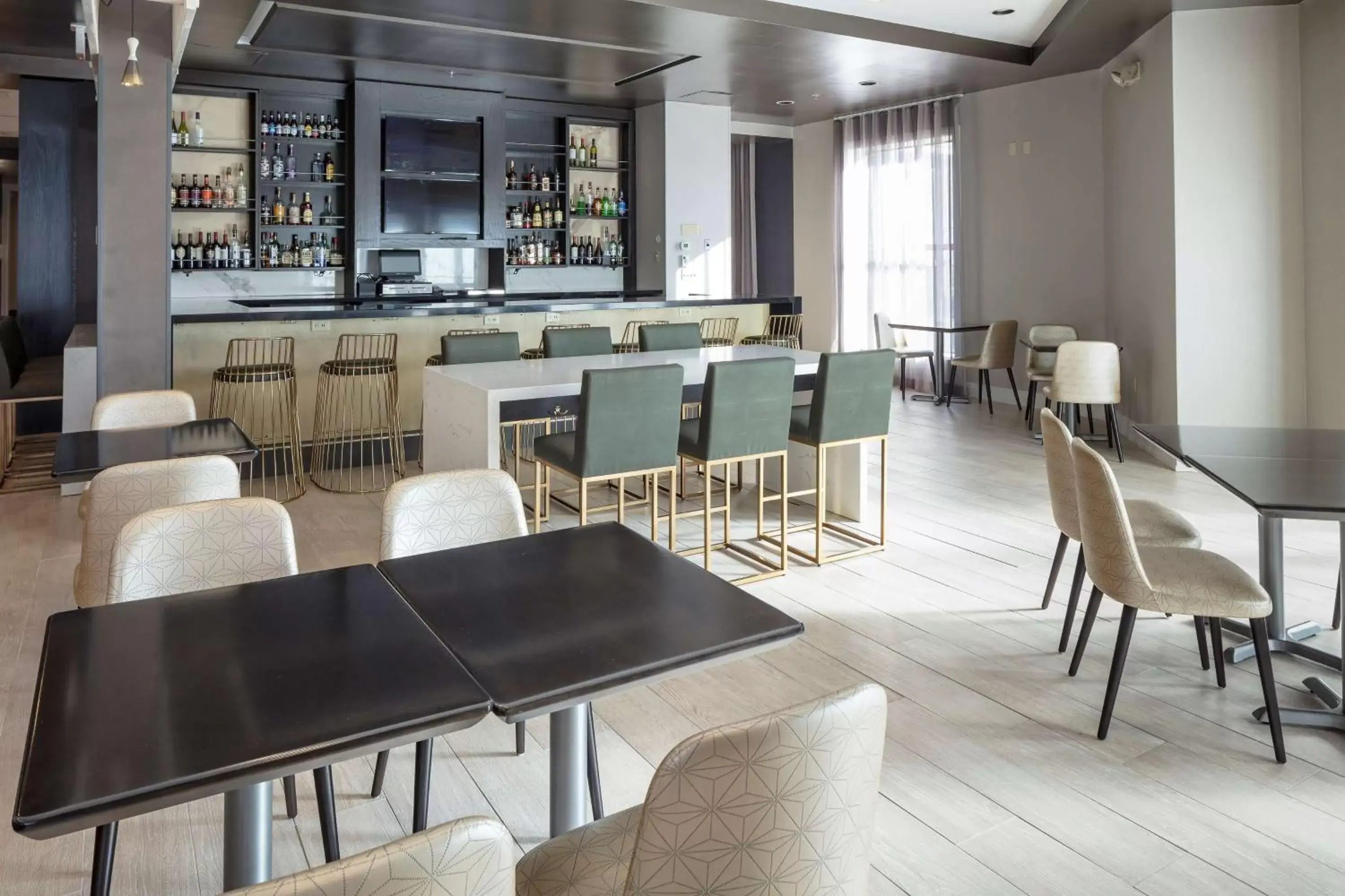 Lounge or bar, Lounge/Bar in DoubleTree by Hilton Boston Logan Airport Chelsea