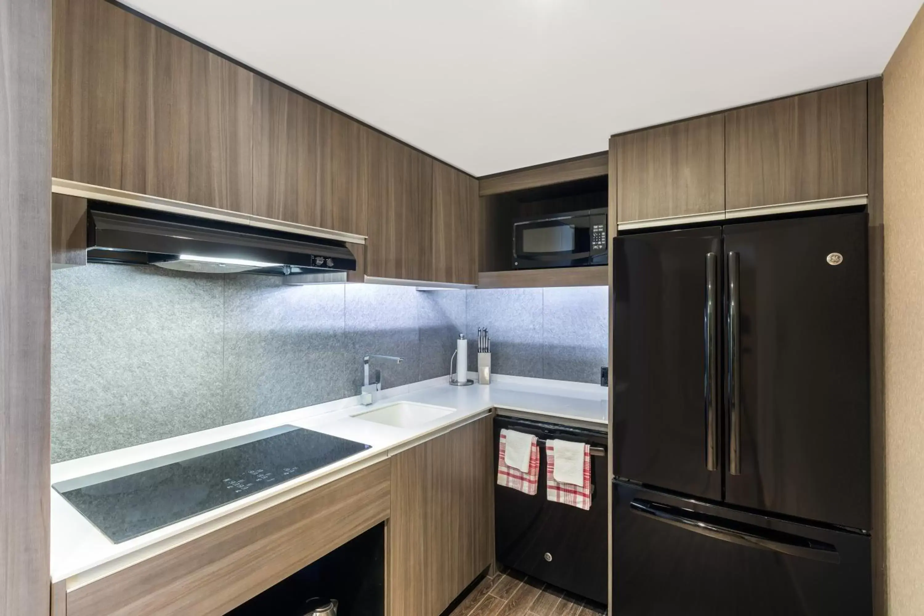 Kitchen or kitchenette, Kitchen/Kitchenette in Ramada Plaza by Wyndham Prince George