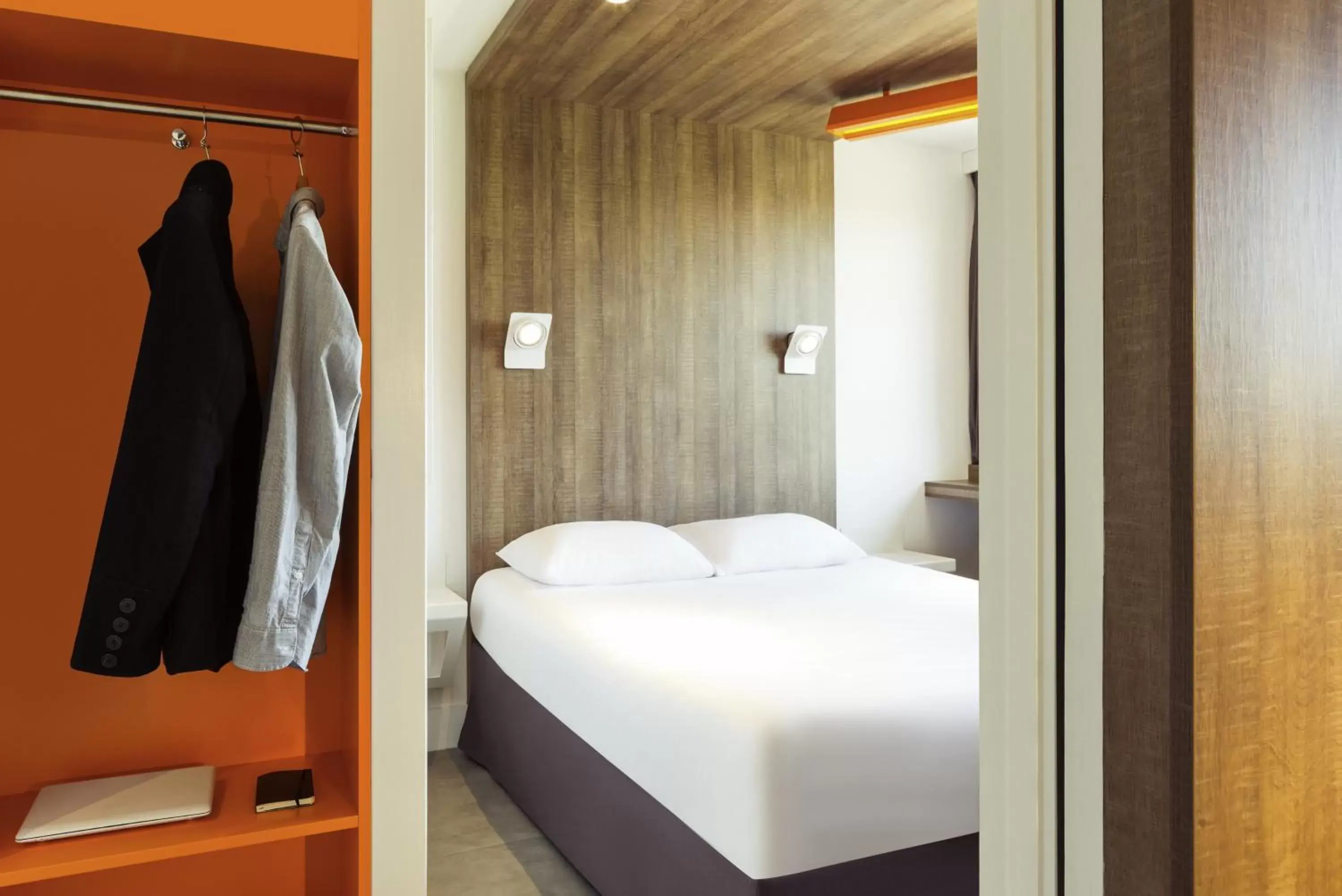 Bedroom, Bed in ibis Styles Niort Poitou Charentes