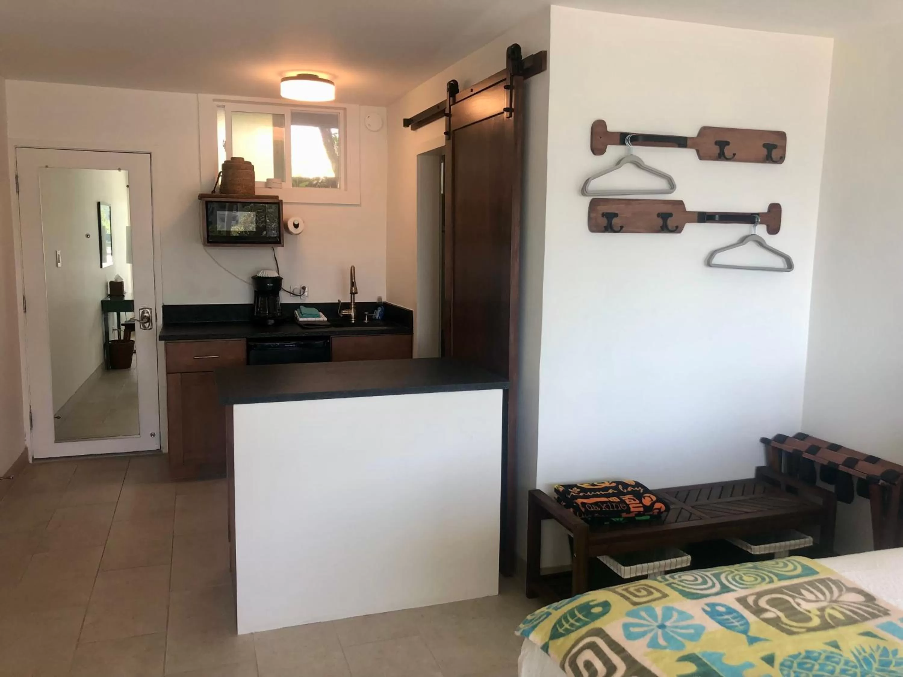 Bedroom, Kitchen/Kitchenette in Kona Tiki Hotel