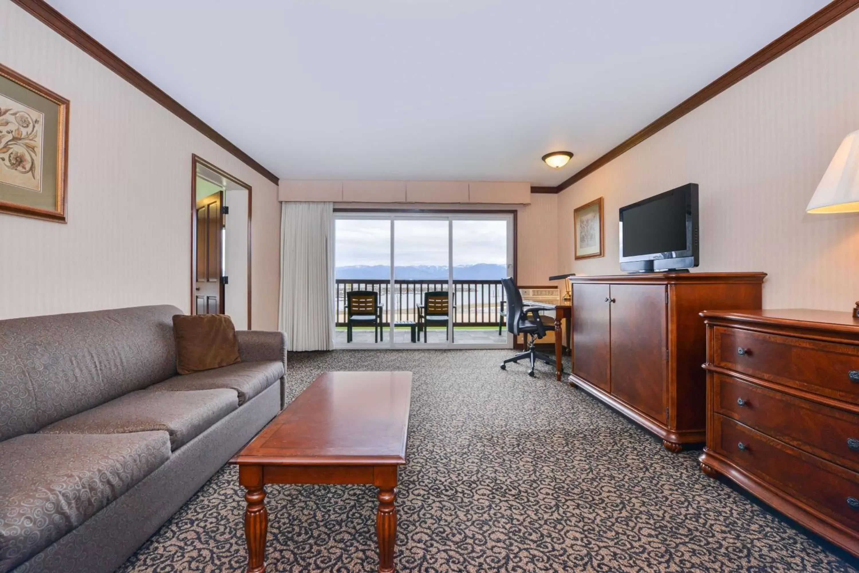 Photo of the whole room, Seating Area in Best Western Edgewater Resort