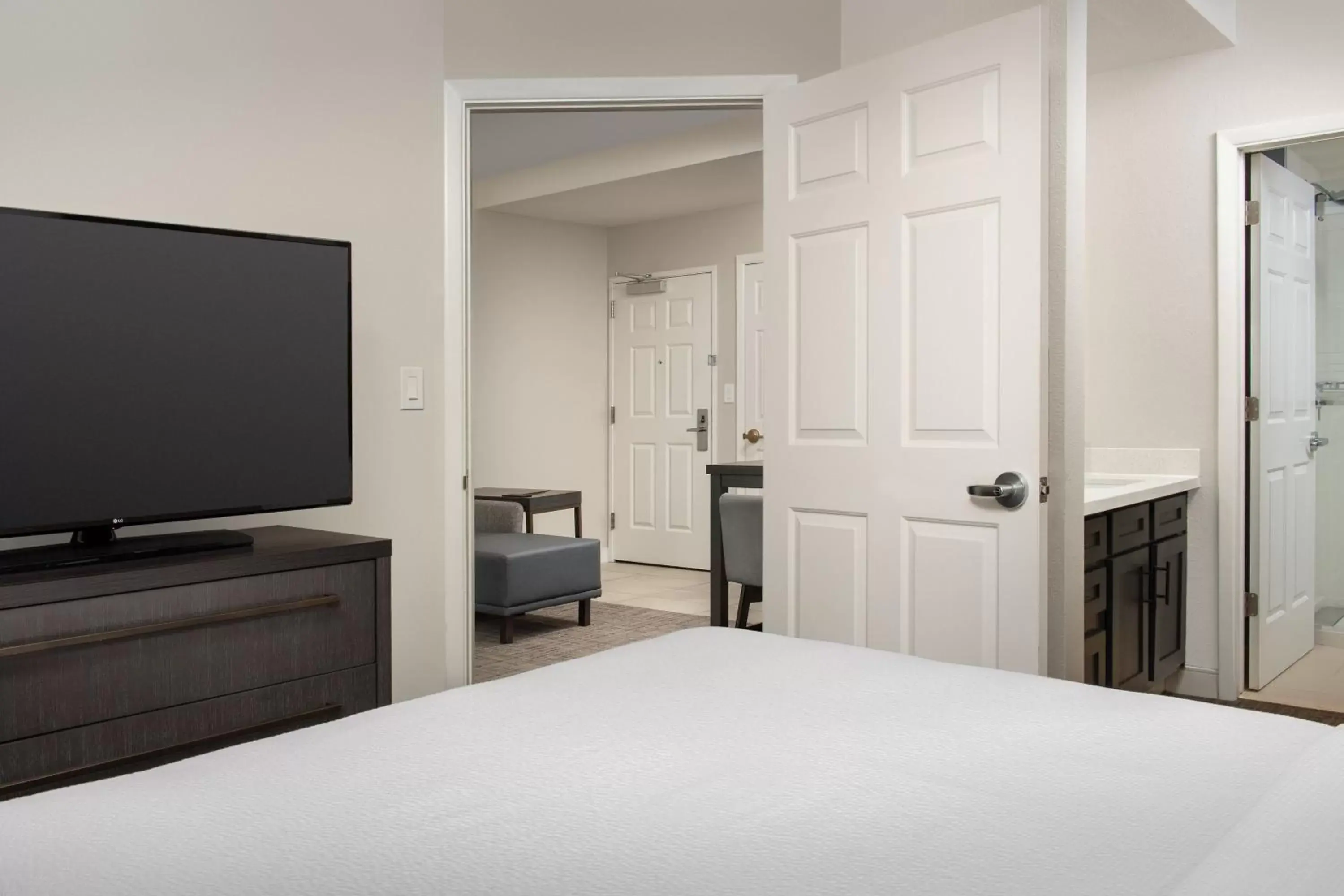 Bedroom, TV/Entertainment Center in Residence Inn by Marriott Phoenix Airport