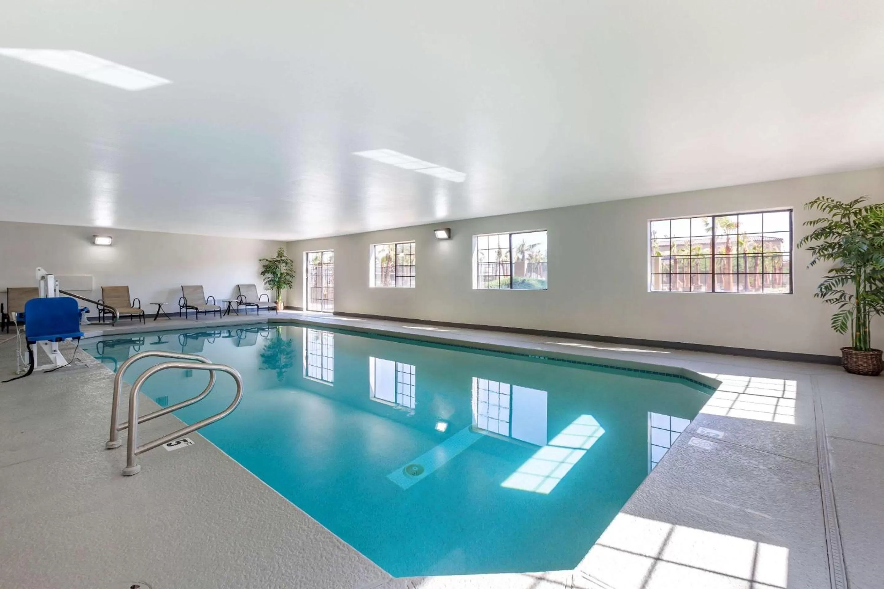Swimming pool in Comfort Inn & Suites Surprise Near Sun City West