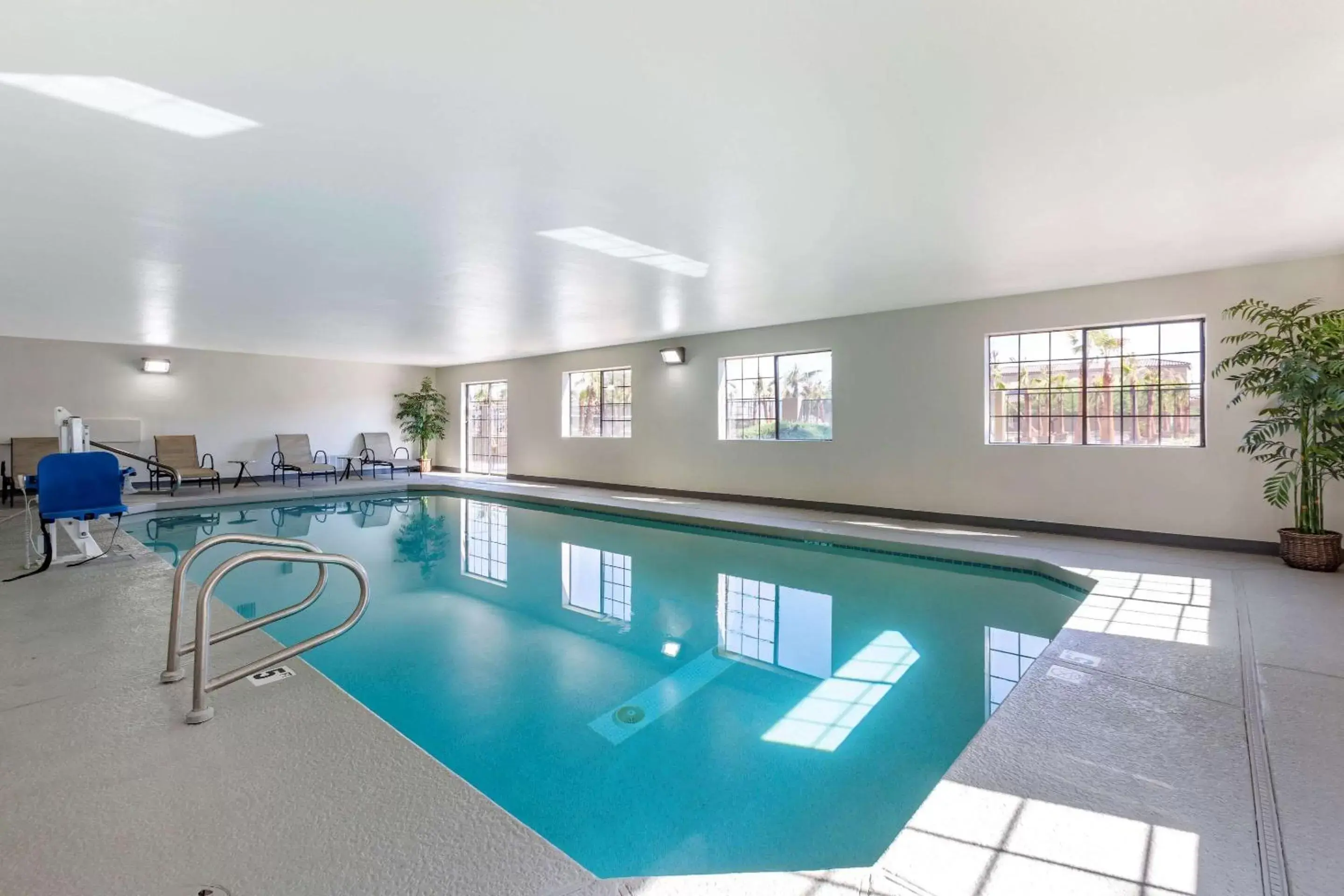 Swimming Pool in Comfort Inn & Suites Surprise Near Sun City West
