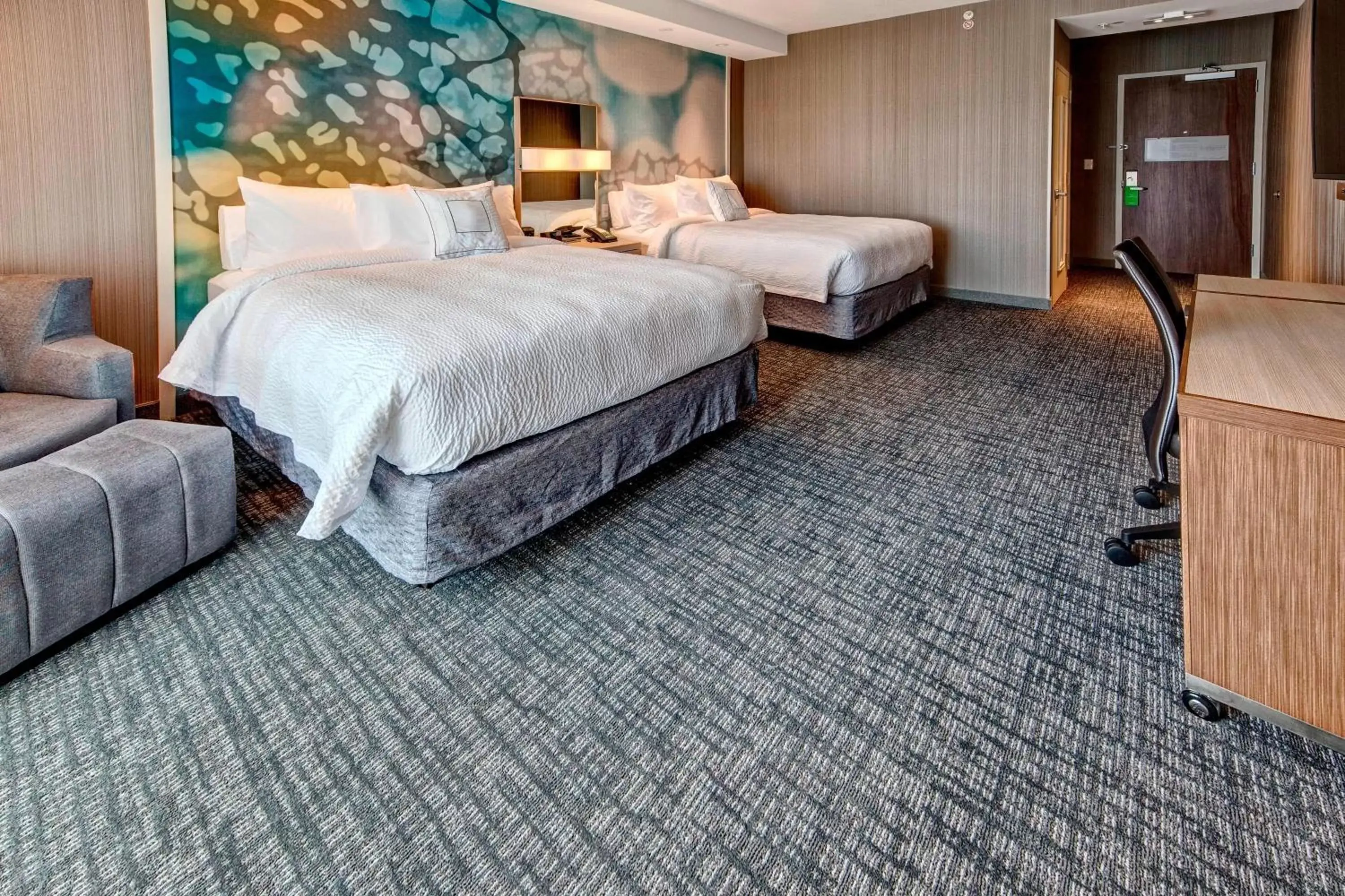 Photo of the whole room, Bed in Courtyard by Marriott Westbury Long Island