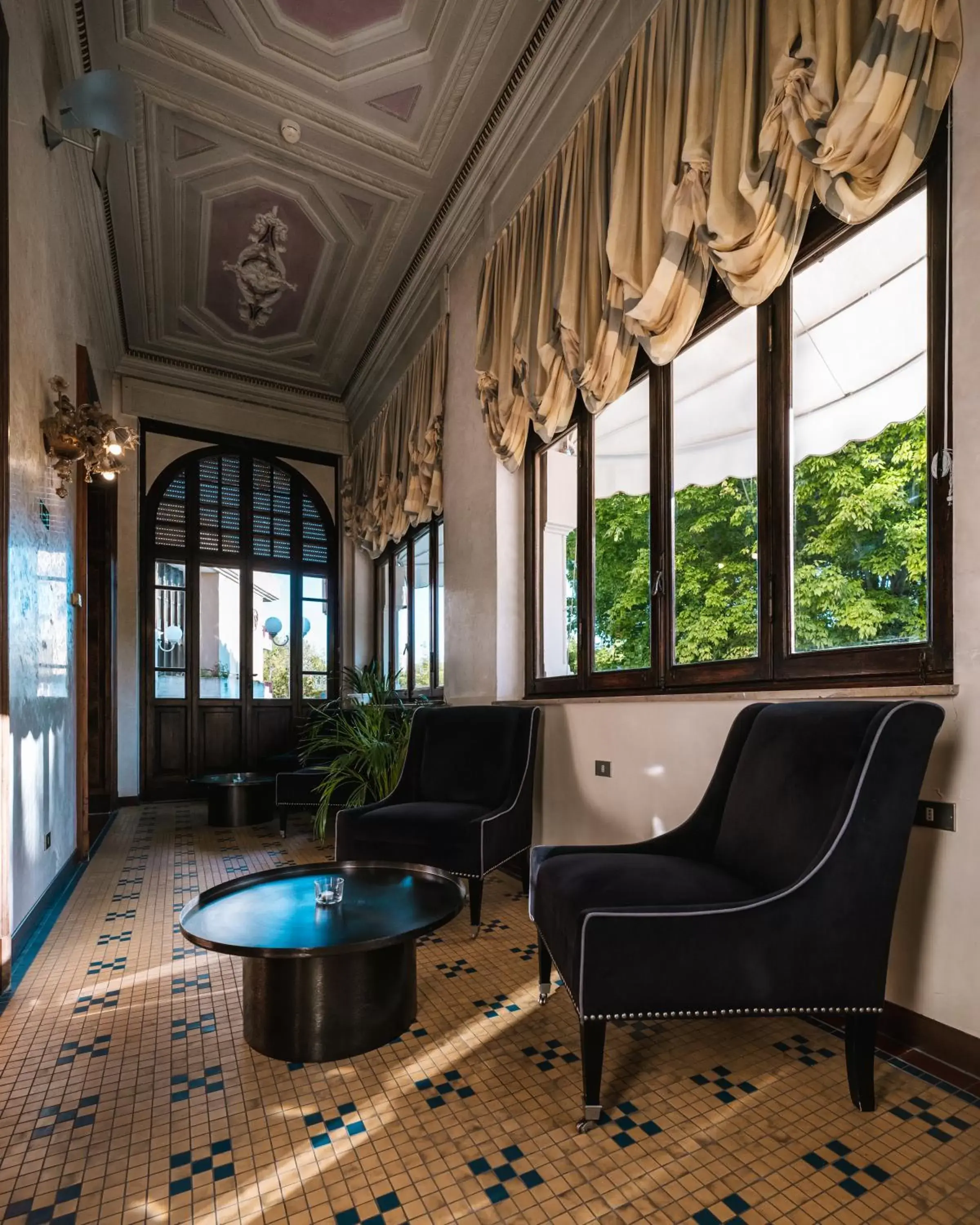 Communal lounge/ TV room, Seating Area in Hotel De La Ville