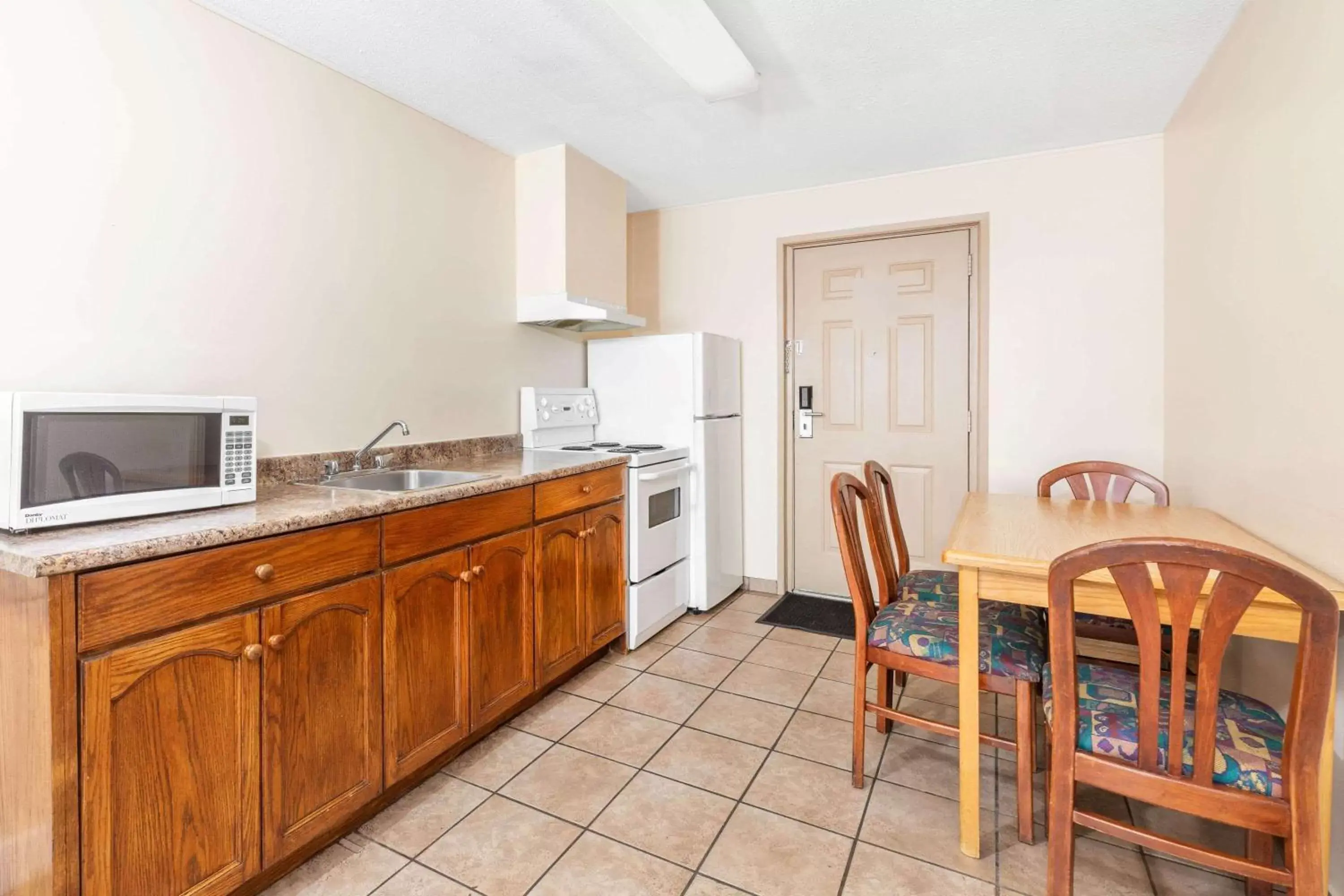 Photo of the whole room, Kitchen/Kitchenette in Ramada by Wyndham Coquitlam