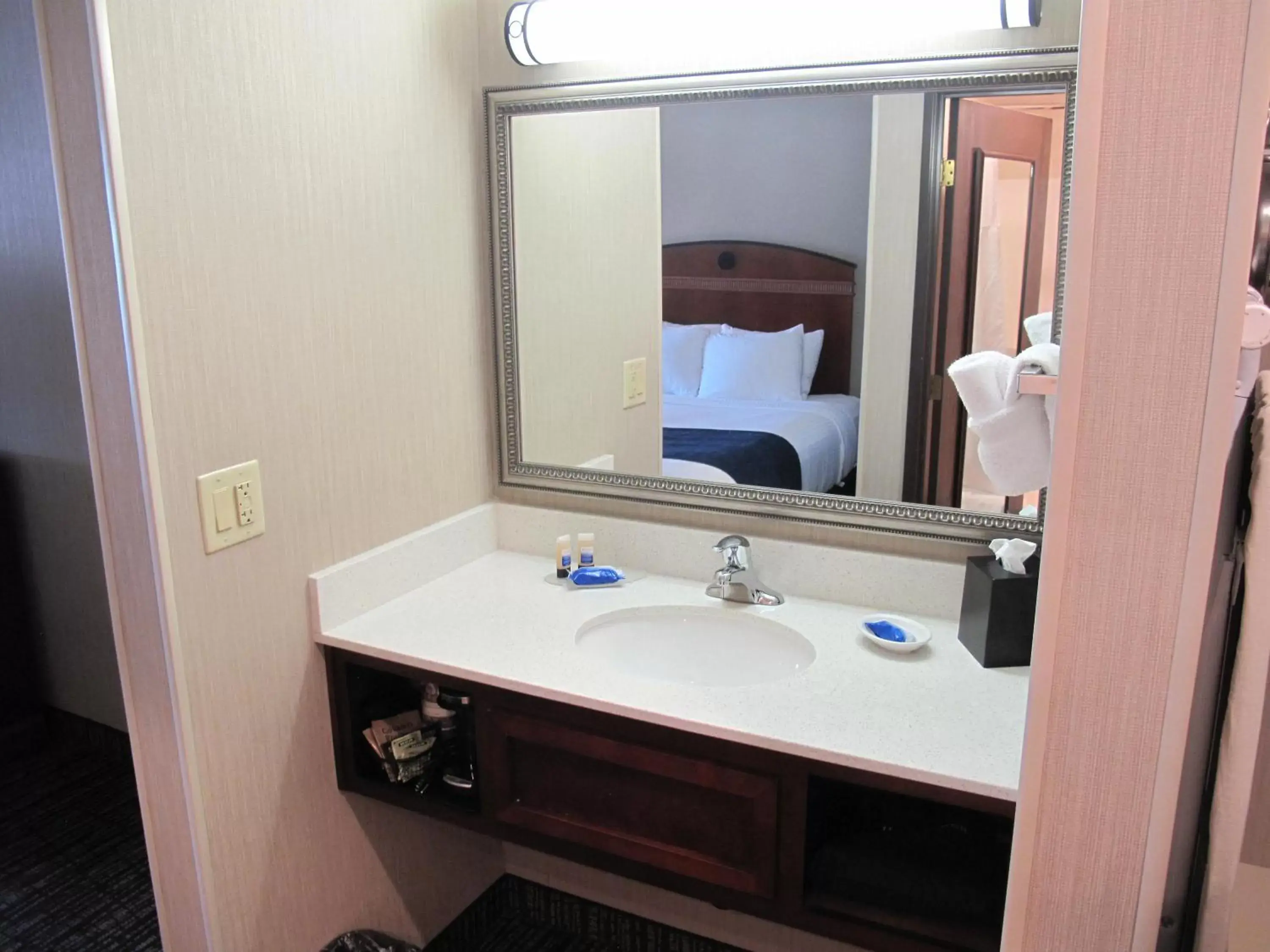 Queen Room with mobility Accessible Tub in Best Western Timpanogos Inn