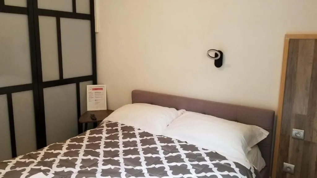 Photo of the whole room, Bed in hotel de la gare