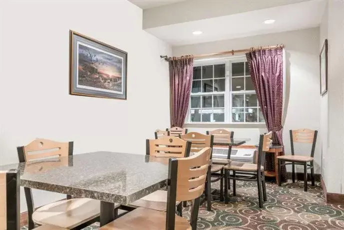 Dining Area in Microtel Inn & Suites by Wyndham Rice Lake