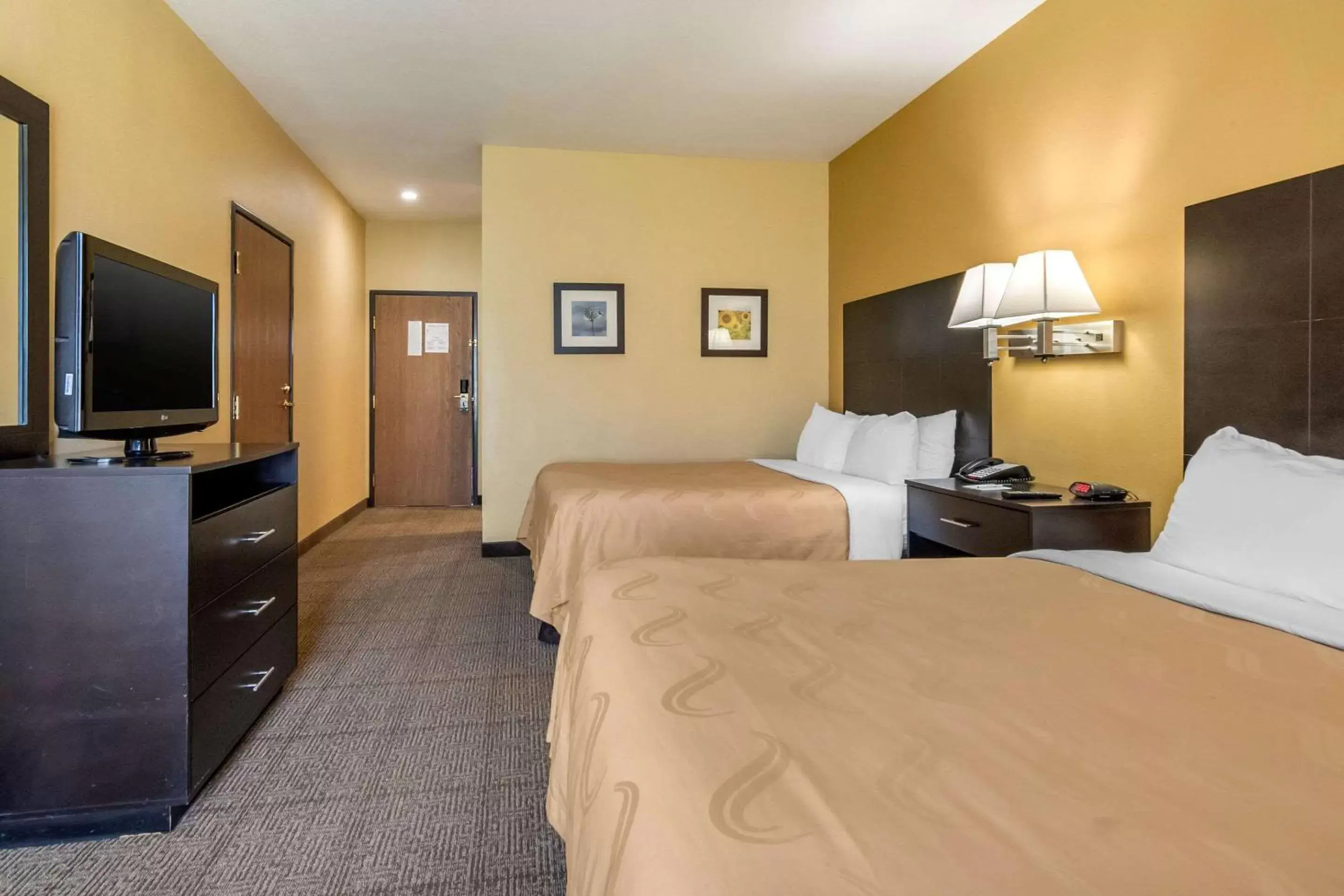 Photo of the whole room, Bed in Quality Inn & Suites Lenexa Kansas City