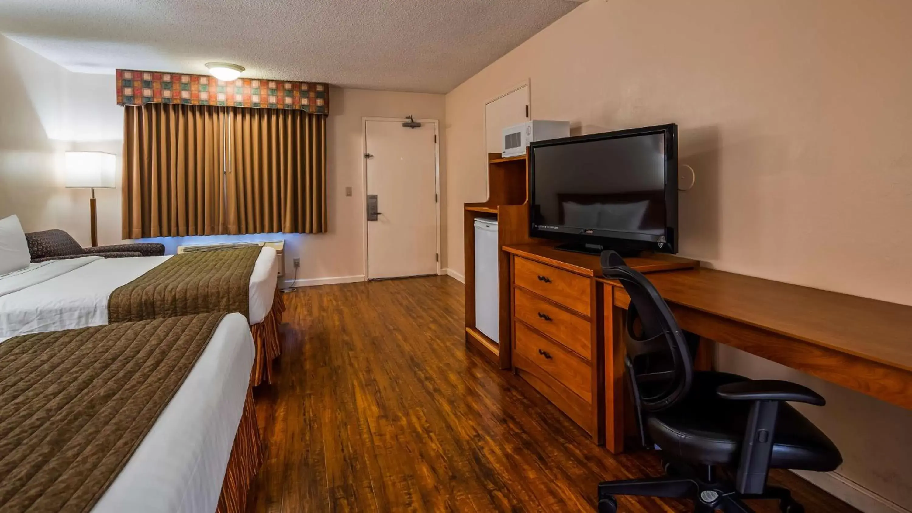 Photo of the whole room, TV/Entertainment Center in SureStay Hotel by Best Western Tehachapi