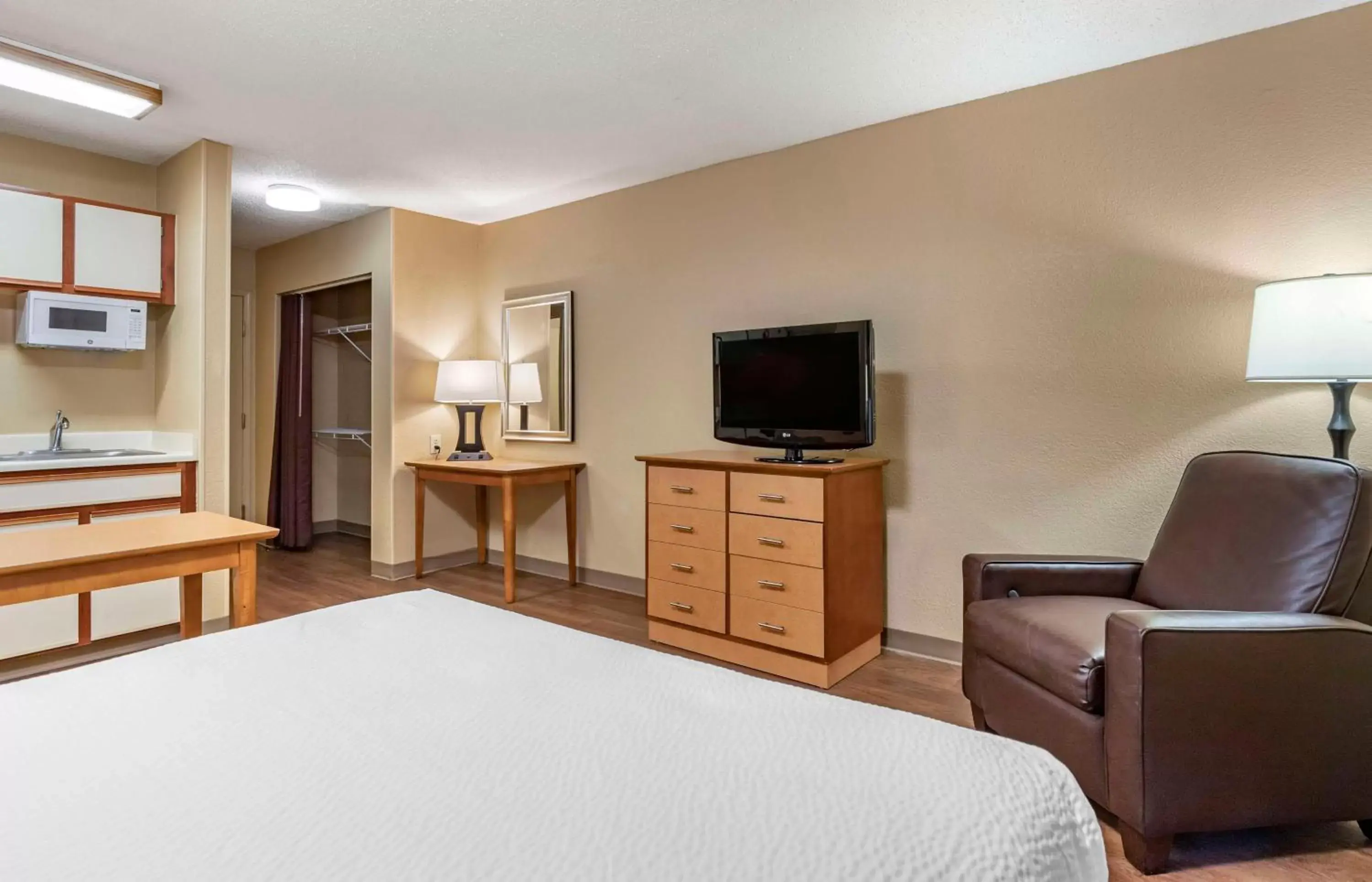 Bedroom, TV/Entertainment Center in Extended Stay America Suites - San Antonio - Colonnade - Medical