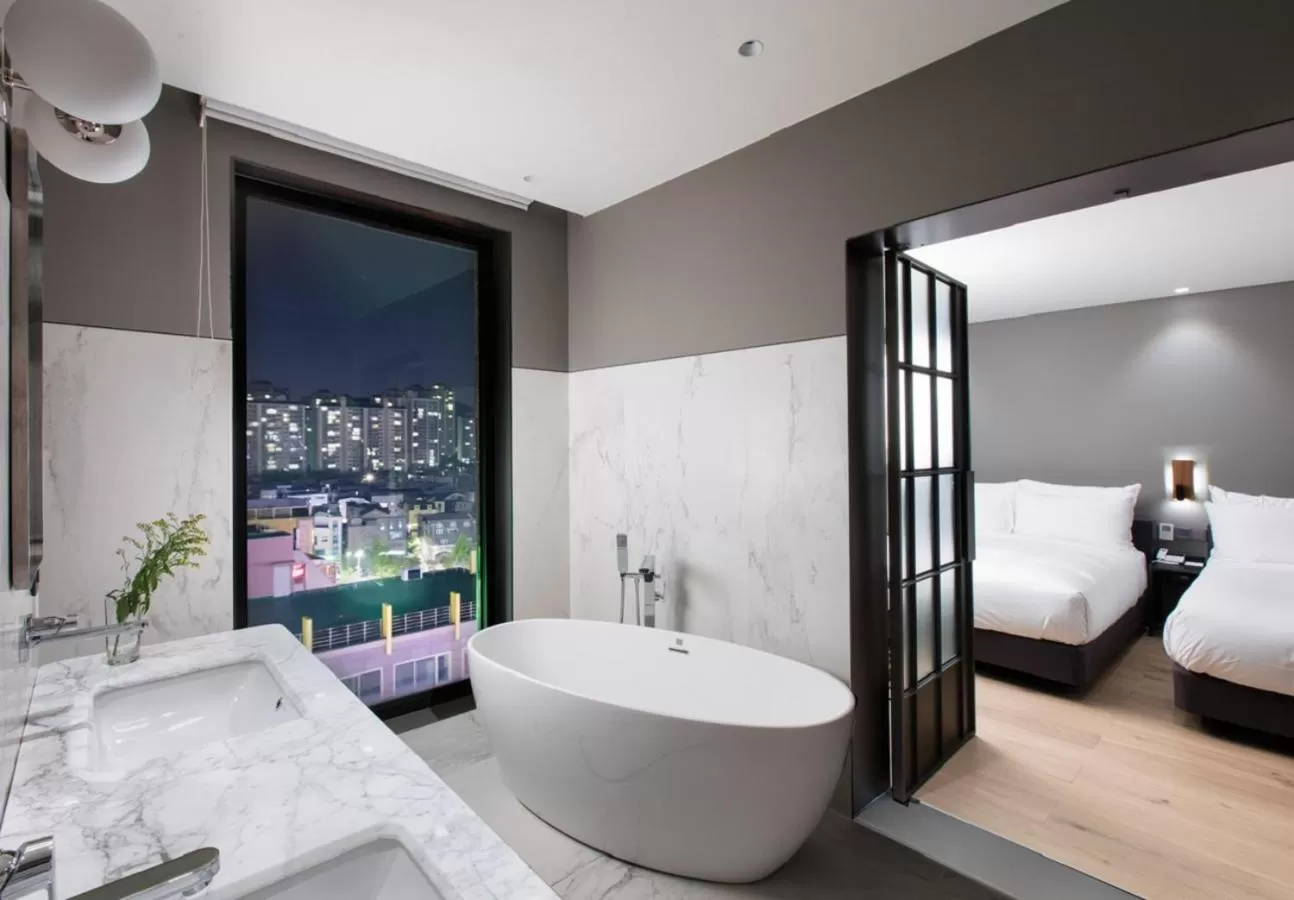 Bathroom, Bed in Park Marine Hotel