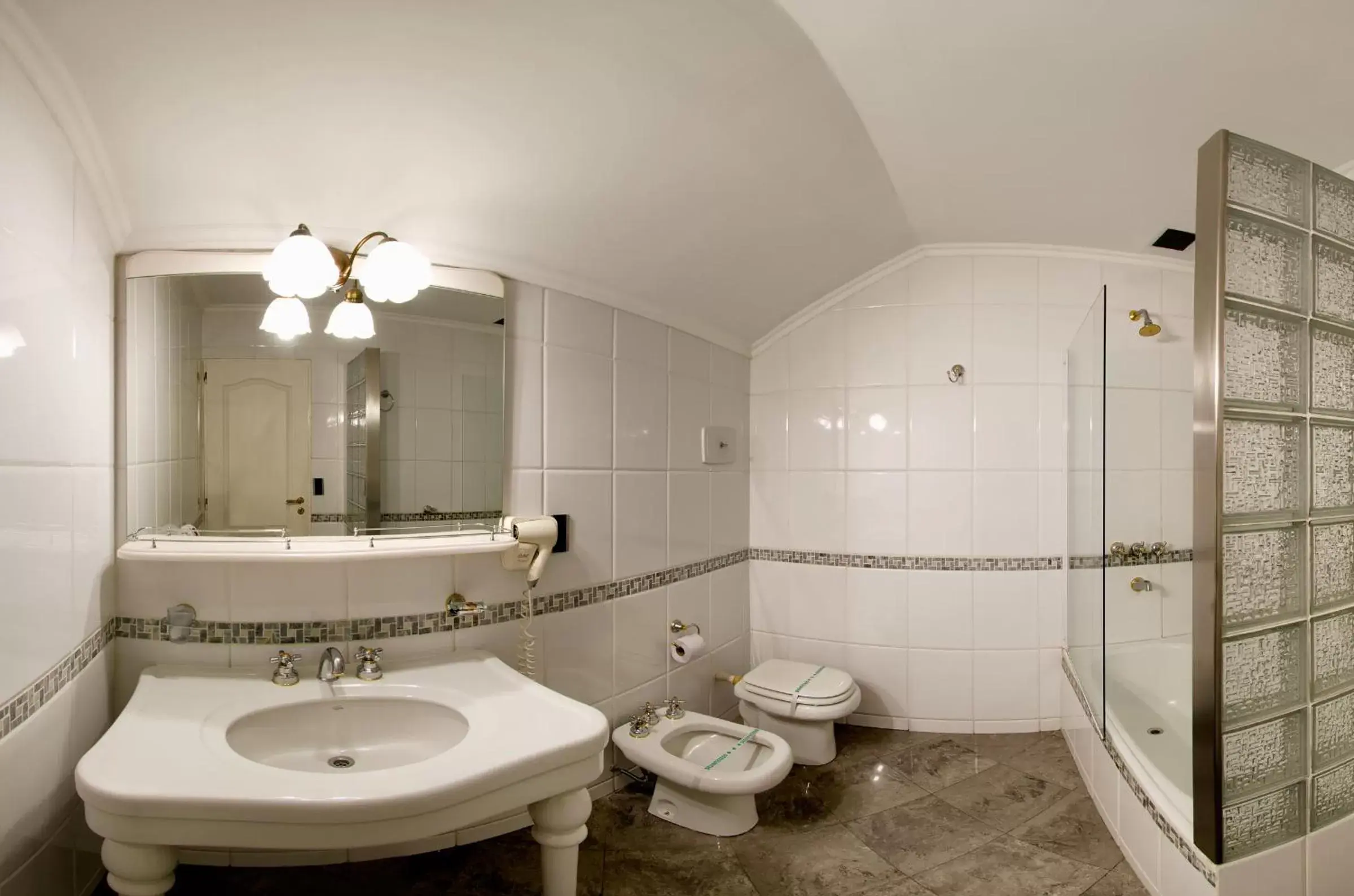 Bathroom in Hotel Internacional