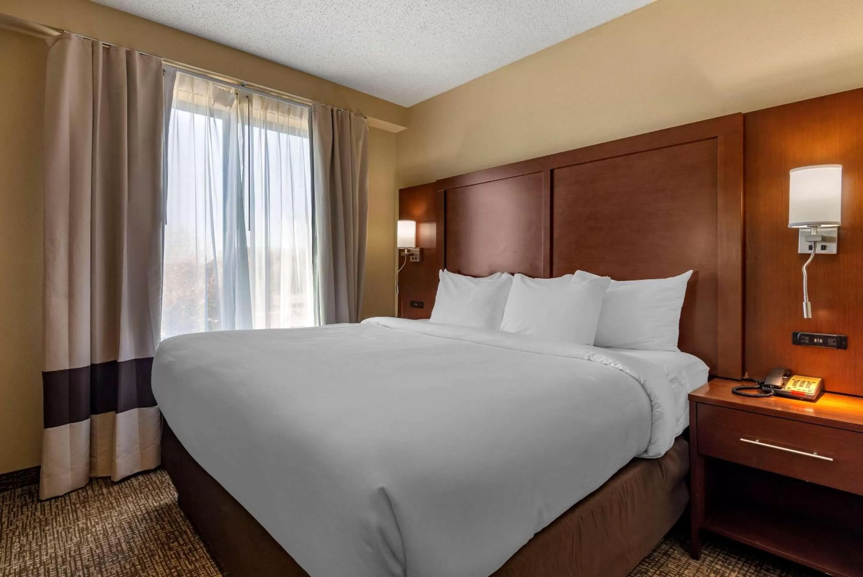 Bedroom, Bed in Comfort Suites Huntersville near Lake Norman
