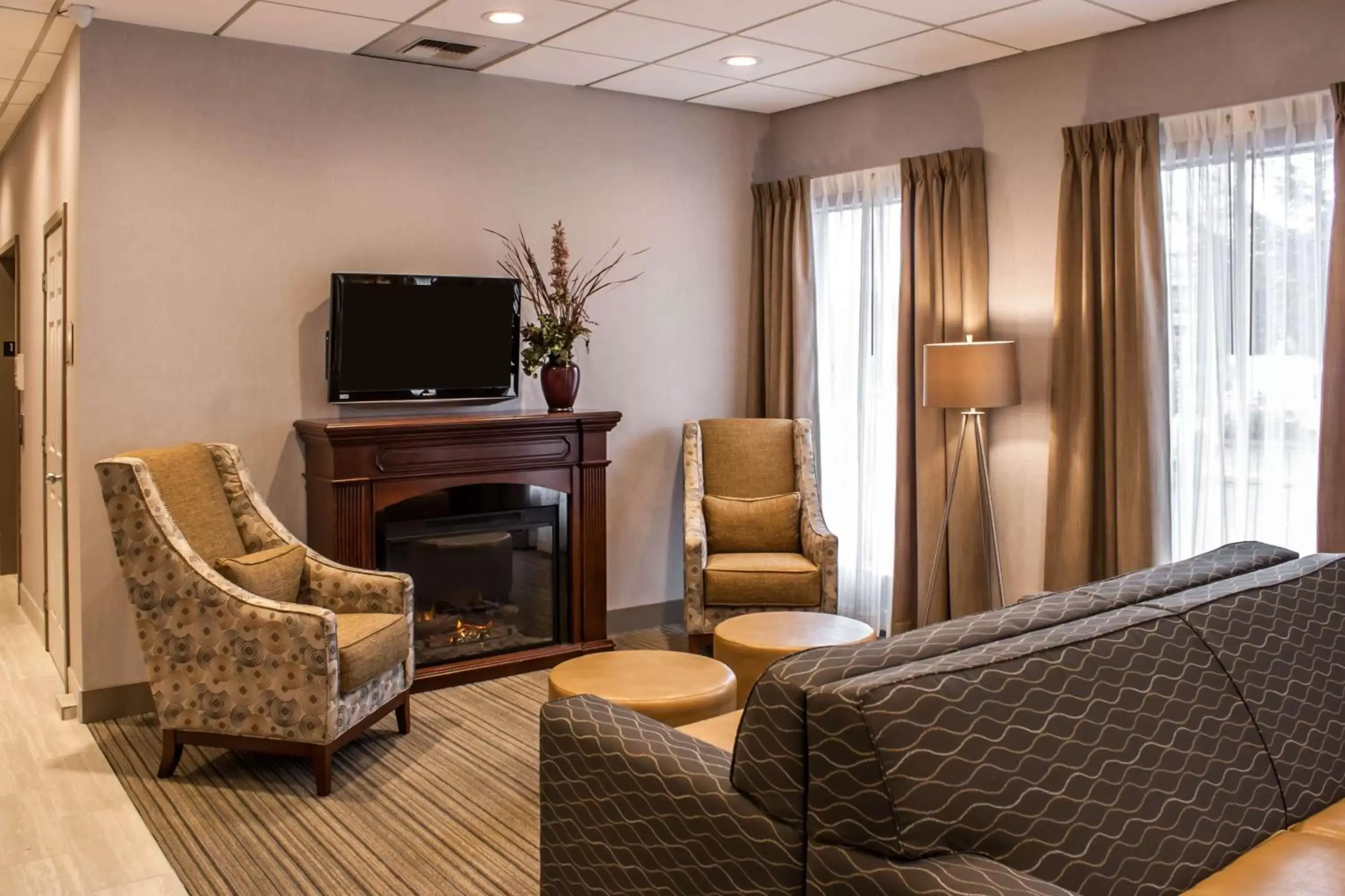 Lobby or reception, Seating Area in SureStay Hotel by Best Western SeaTac Airport North