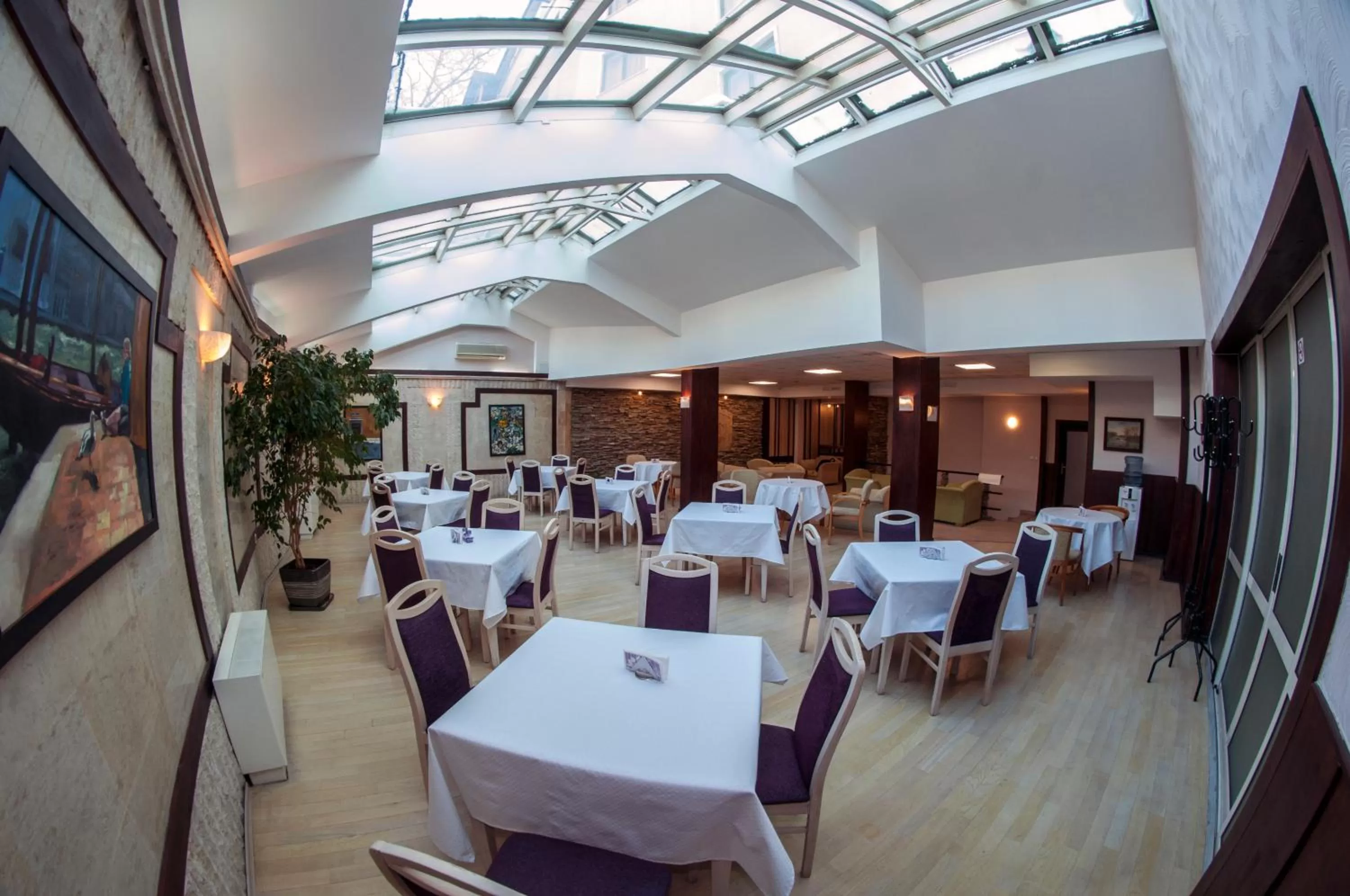 Restaurant/Places to Eat in Light Hotel