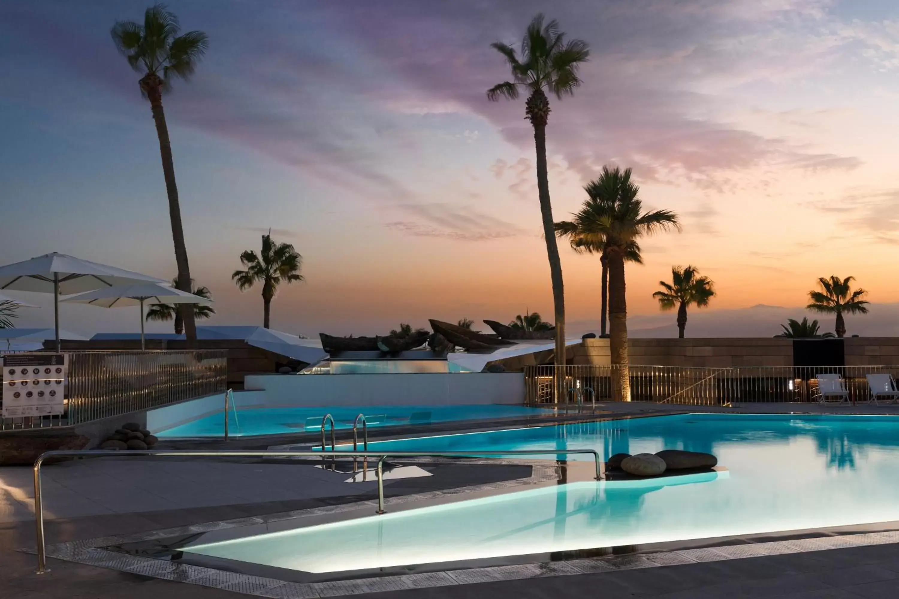 Lounge or bar, Swimming Pool in La Isla y el Mar, Hotel Boutique