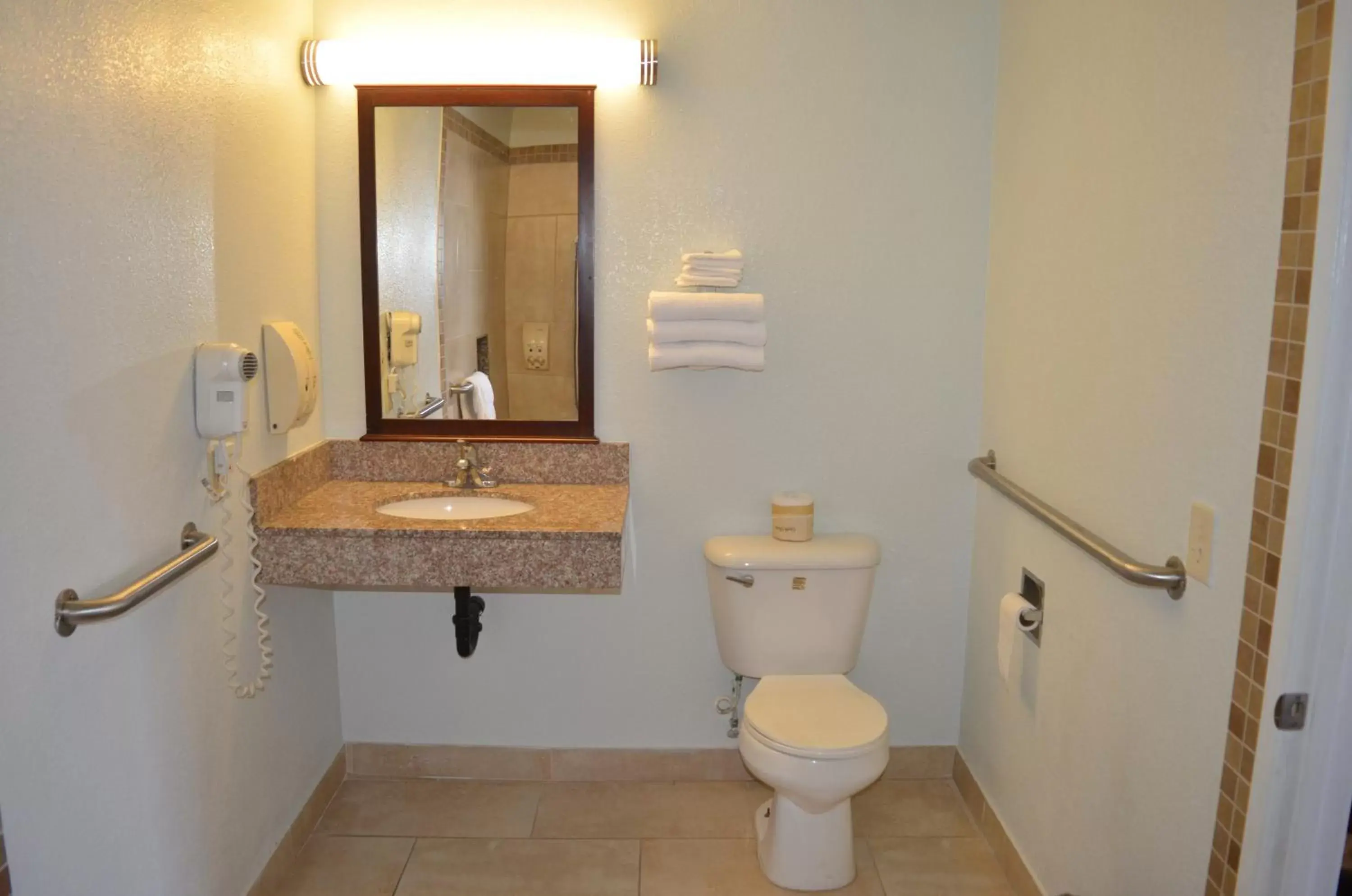 Bathroom in Welcome Inn Corona