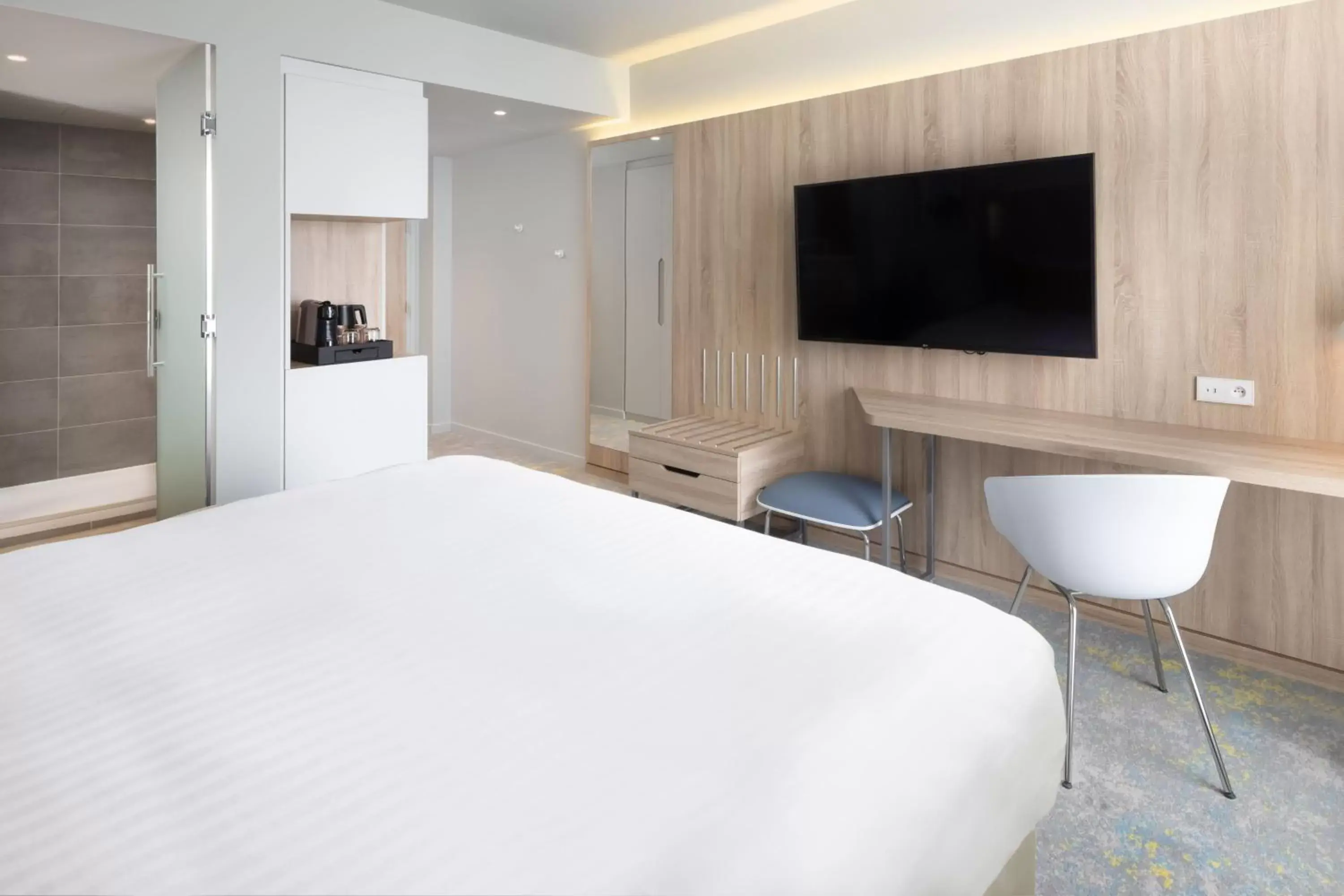 Photo of the whole room, TV/Entertainment Center in Courtyard by Marriott Paris Charles de Gaulle Central Airport