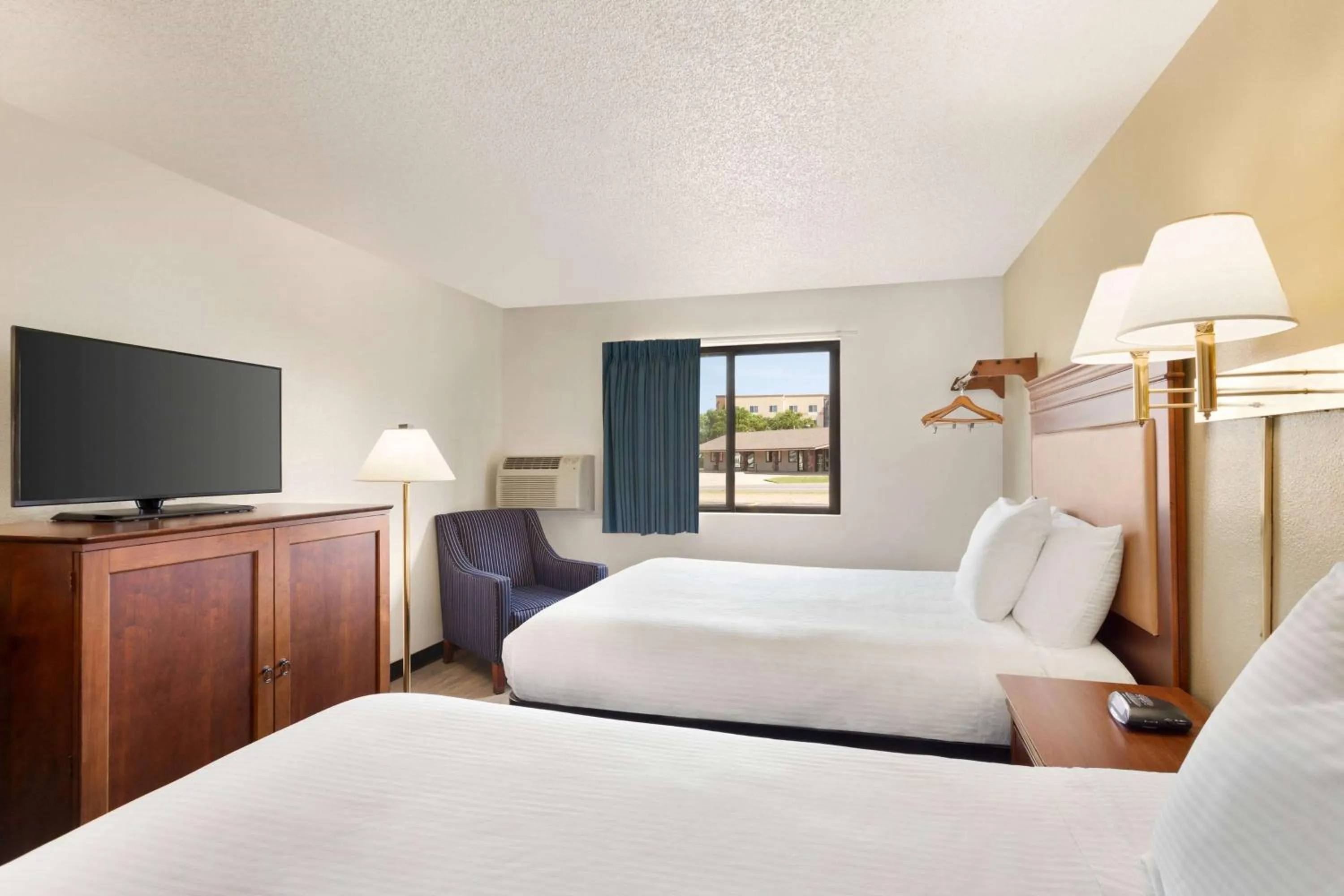 Photo of the whole room, Bed in Baymont by Wyndham Hutchinson