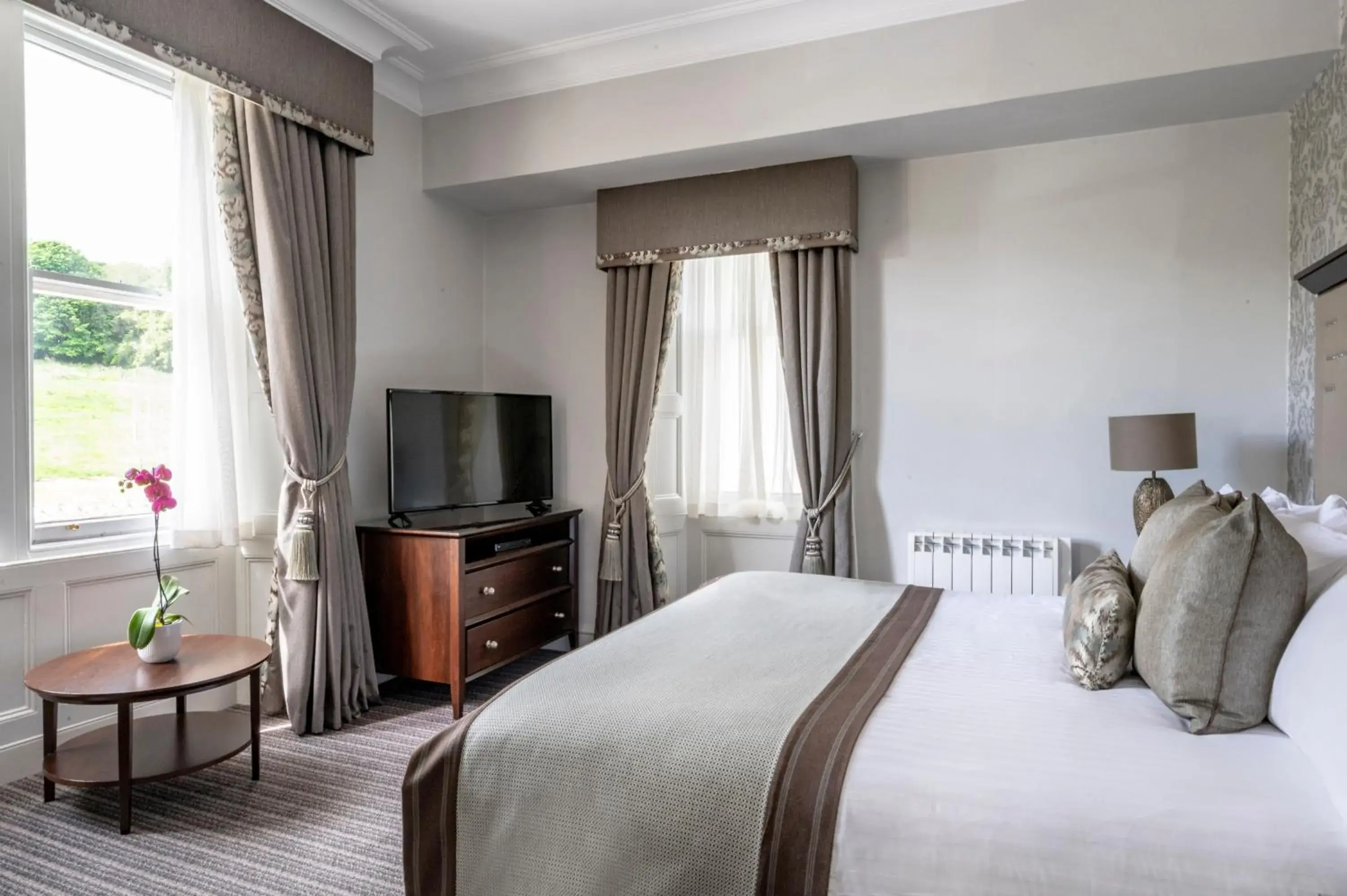 Bedroom, TV/Entertainment Center in Norton House Hotel & Spa, Edinburgh