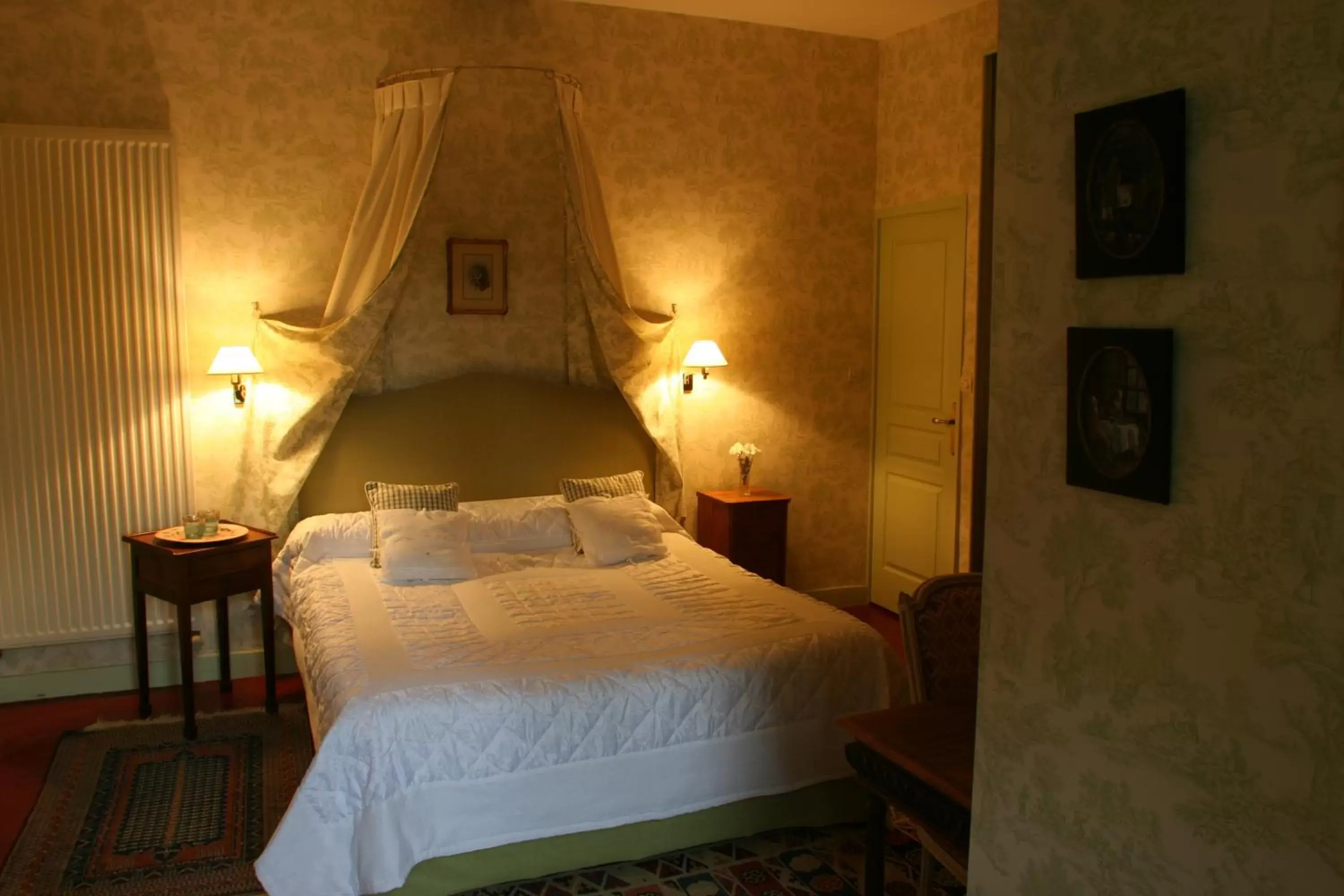 Photo of the whole room, Bed in Château de Nazé