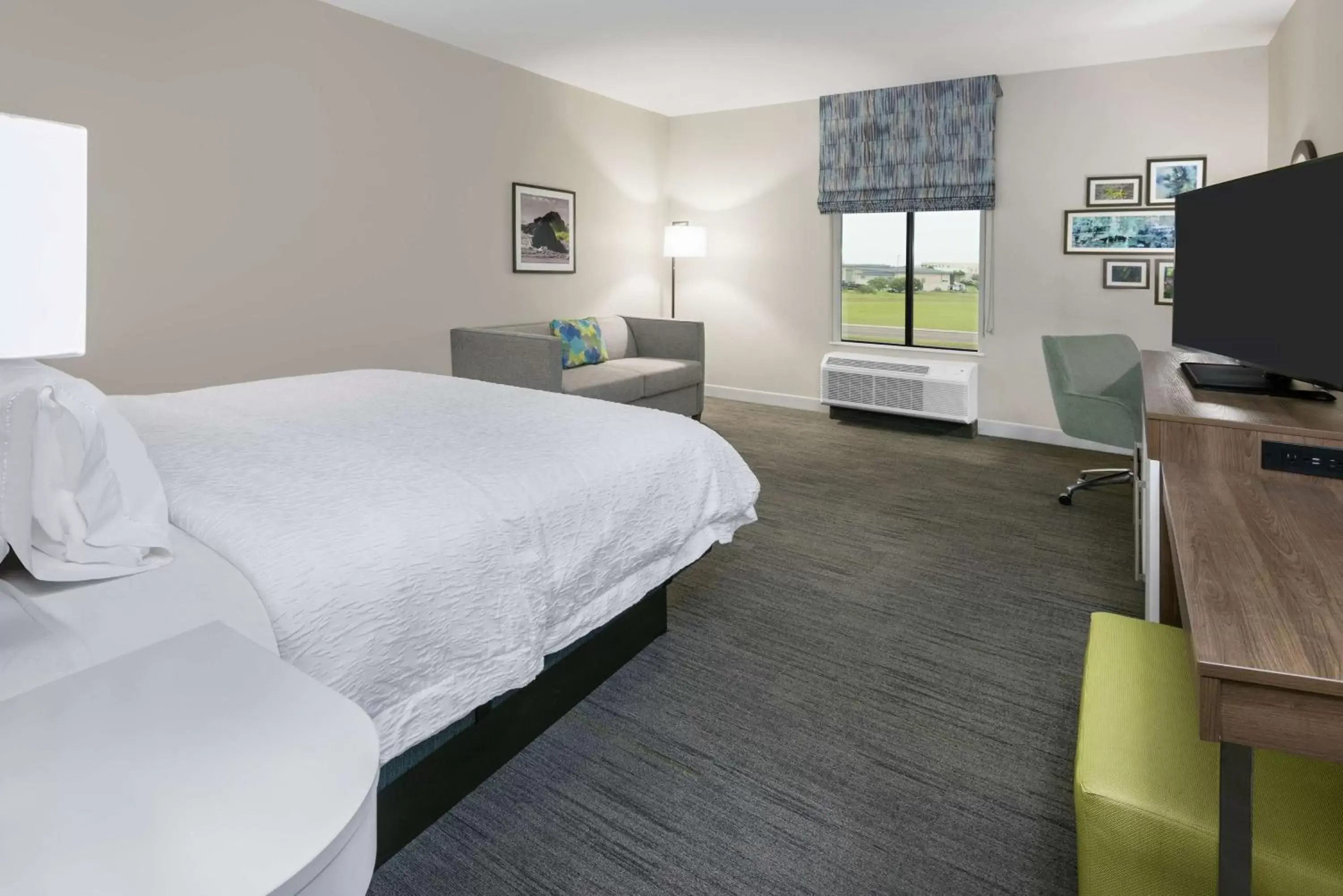 Bedroom, TV/Entertainment Center in Hampton Inn & Suites By Hilton-Corpus Christi Portland,Tx