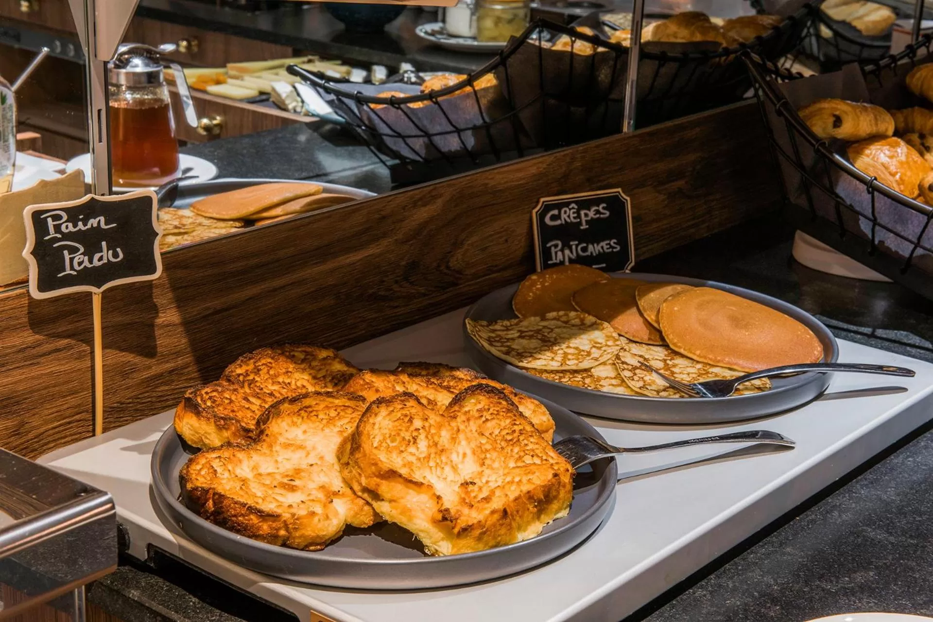 Buffet breakfast in Hôtel Mercure Paris Suresnes Longchamp