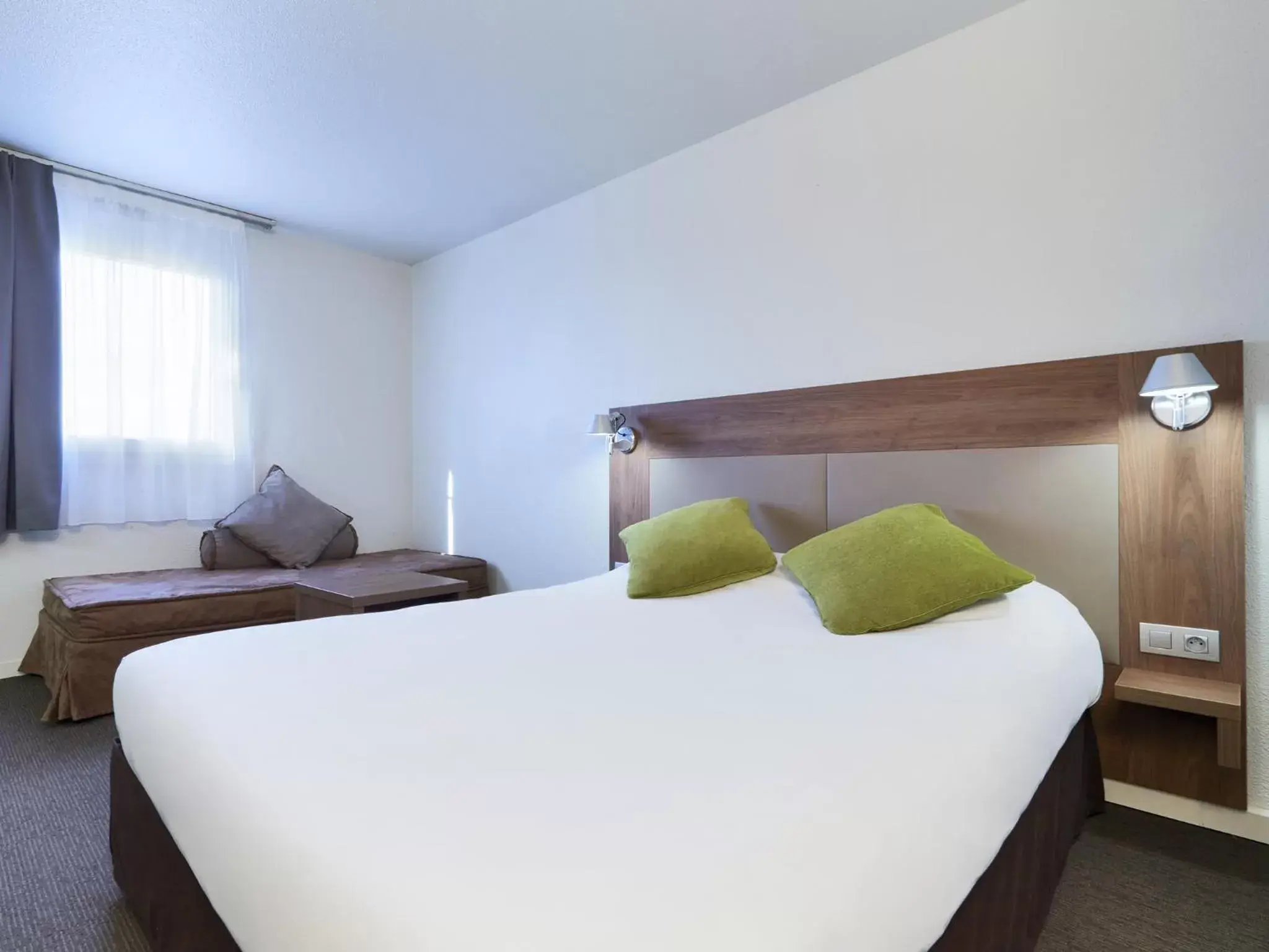 Bedroom, Bed in Campanile Blanc-Mesnil